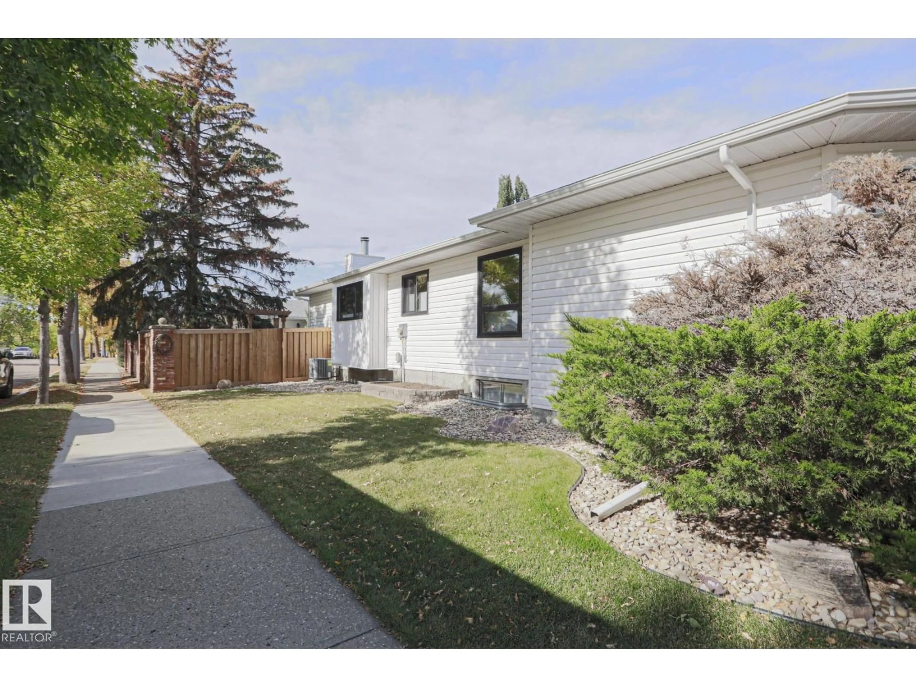 Home with vinyl exterior material, street for 2 HILLVIEW CR, Sherwood Park Alberta T8A4Z7