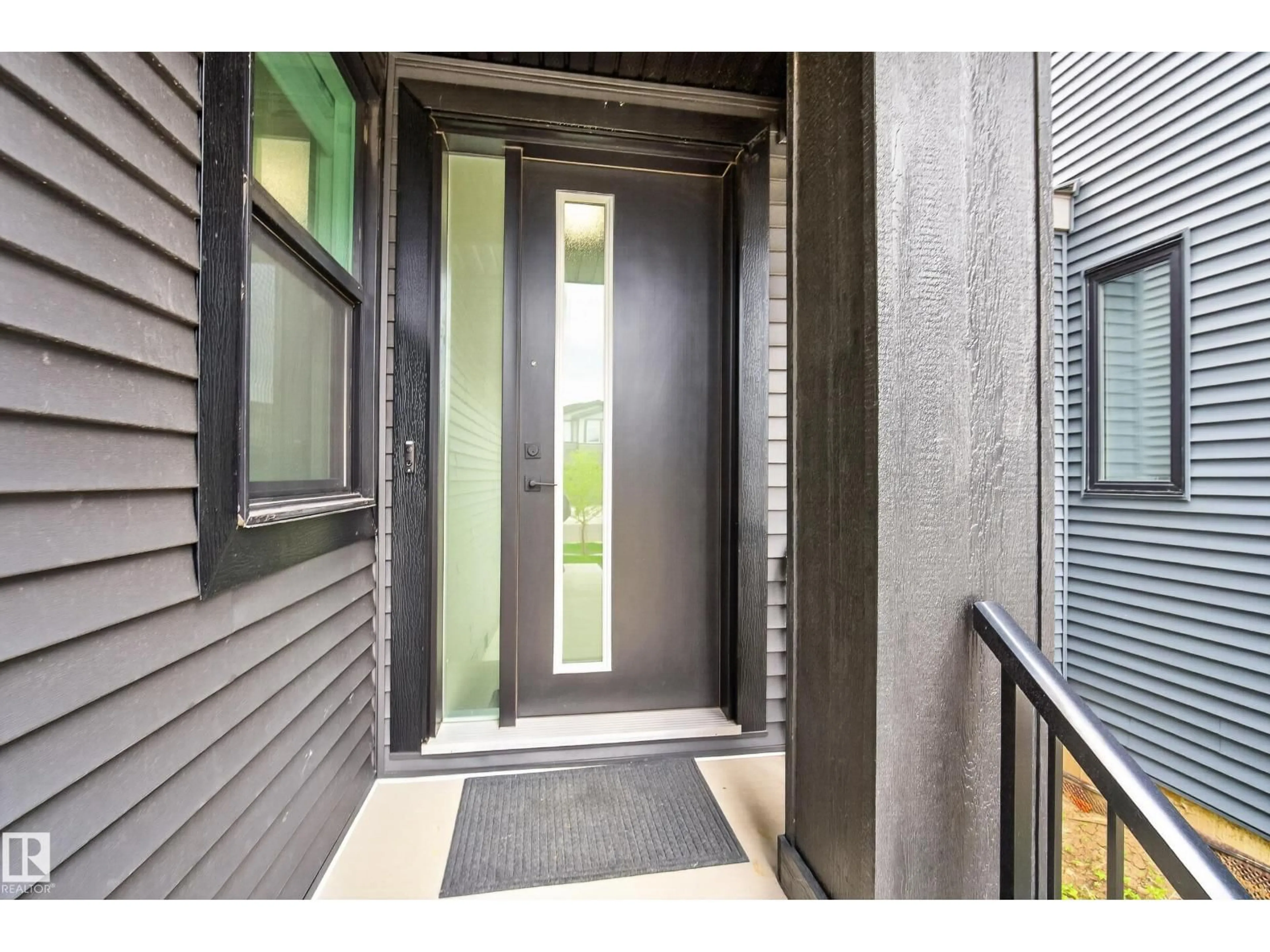 Indoor entryway for 5457 KOOTOOK RD, Edmonton Alberta T6W2Z5