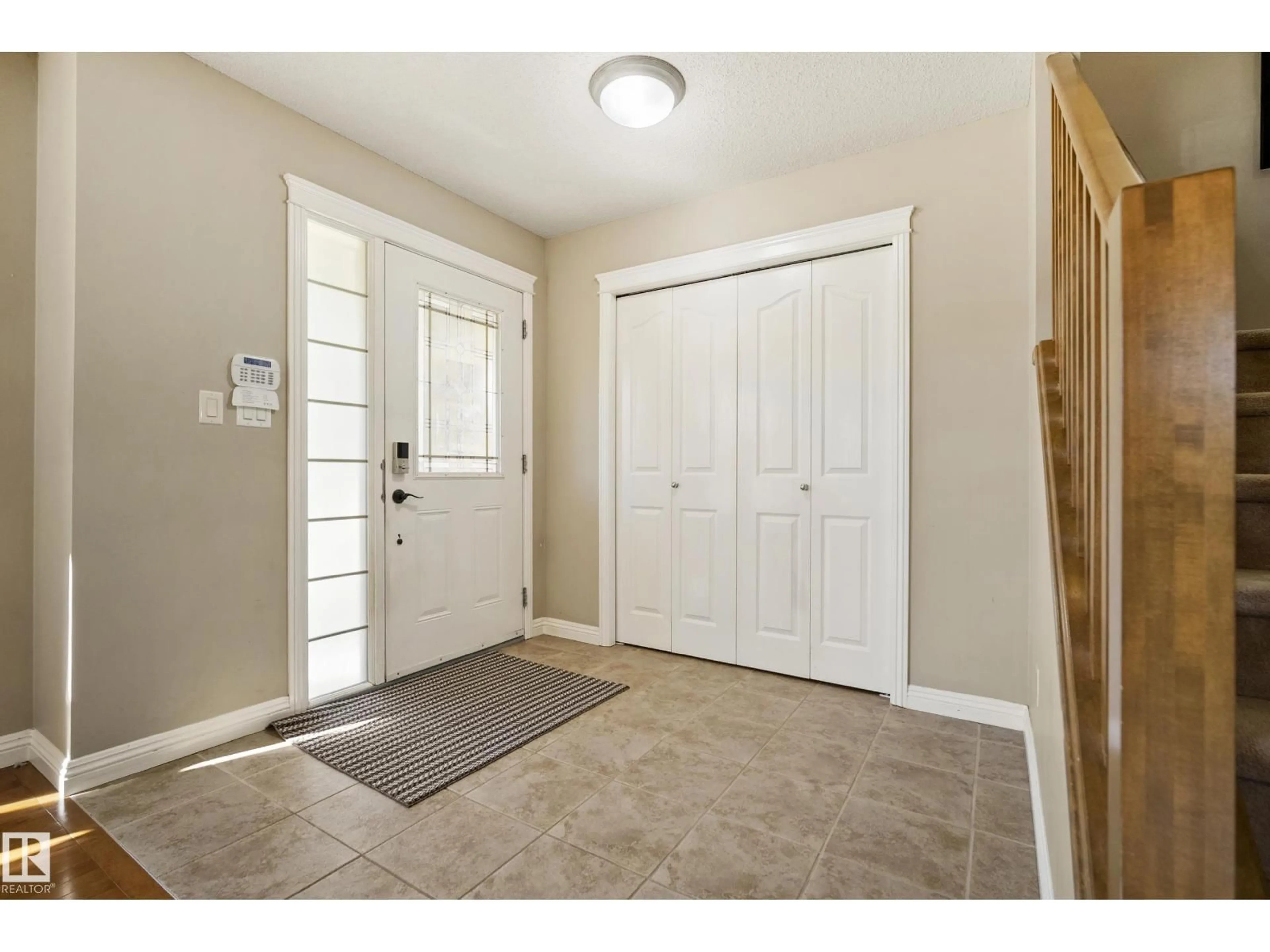 Indoor entryway for 351 GRIESBACH SCHOOL RD, Edmonton Alberta T5E6N1