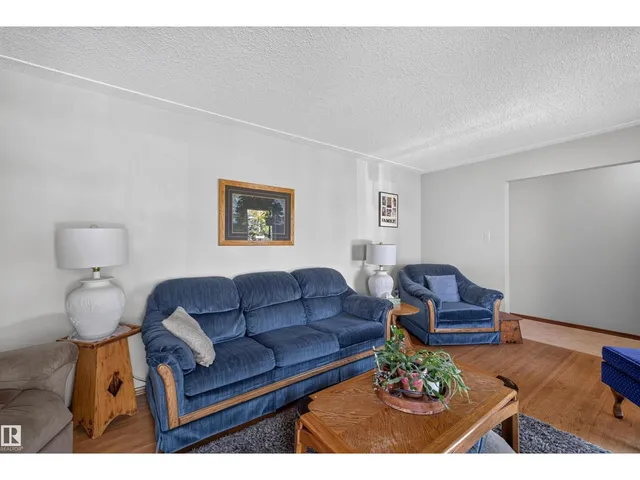 11119 137 AV, Edmonton 5