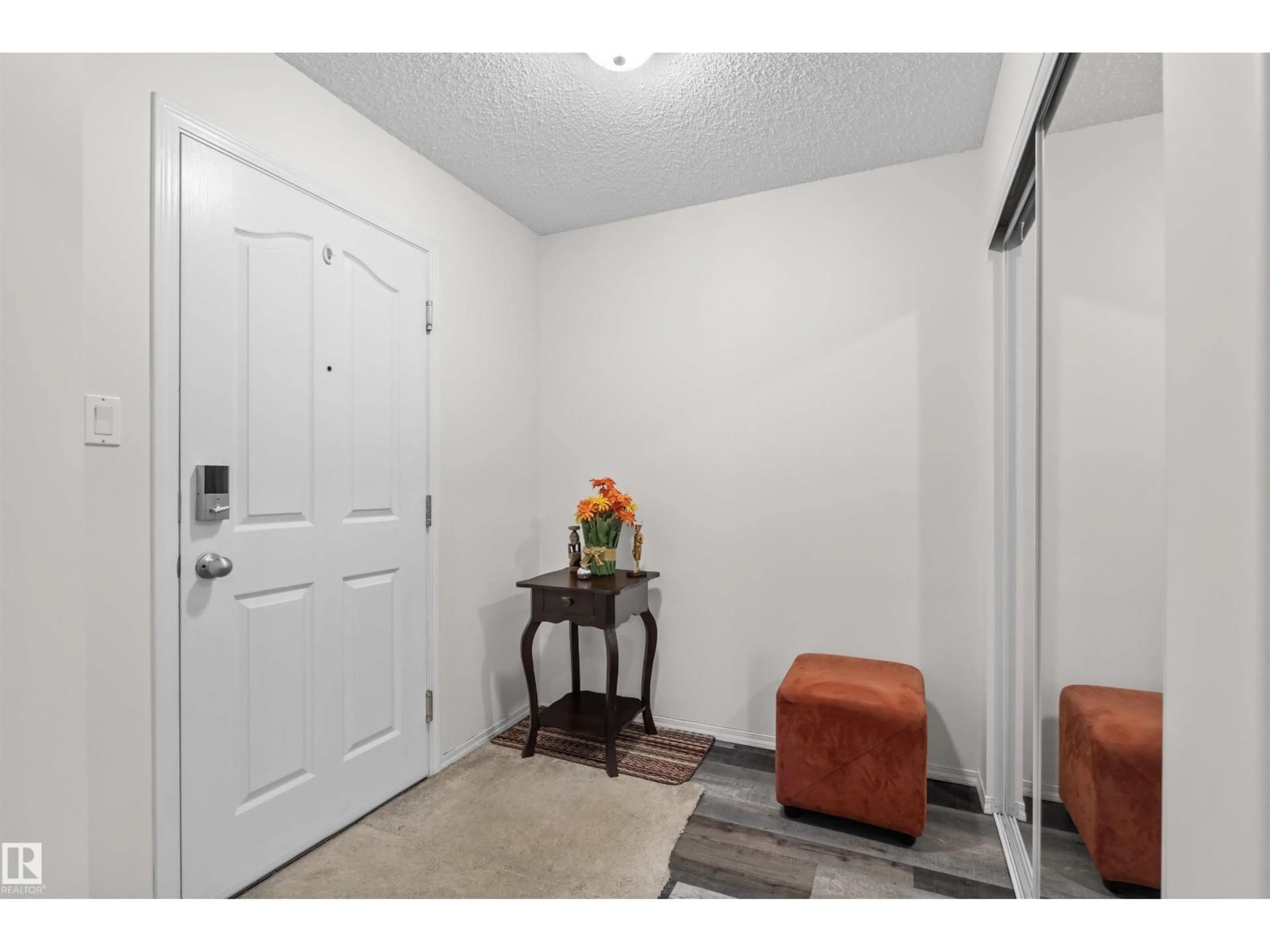 Indoor entryway for #101 - 10511 42 AV, Edmonton Alberta T6J7G8