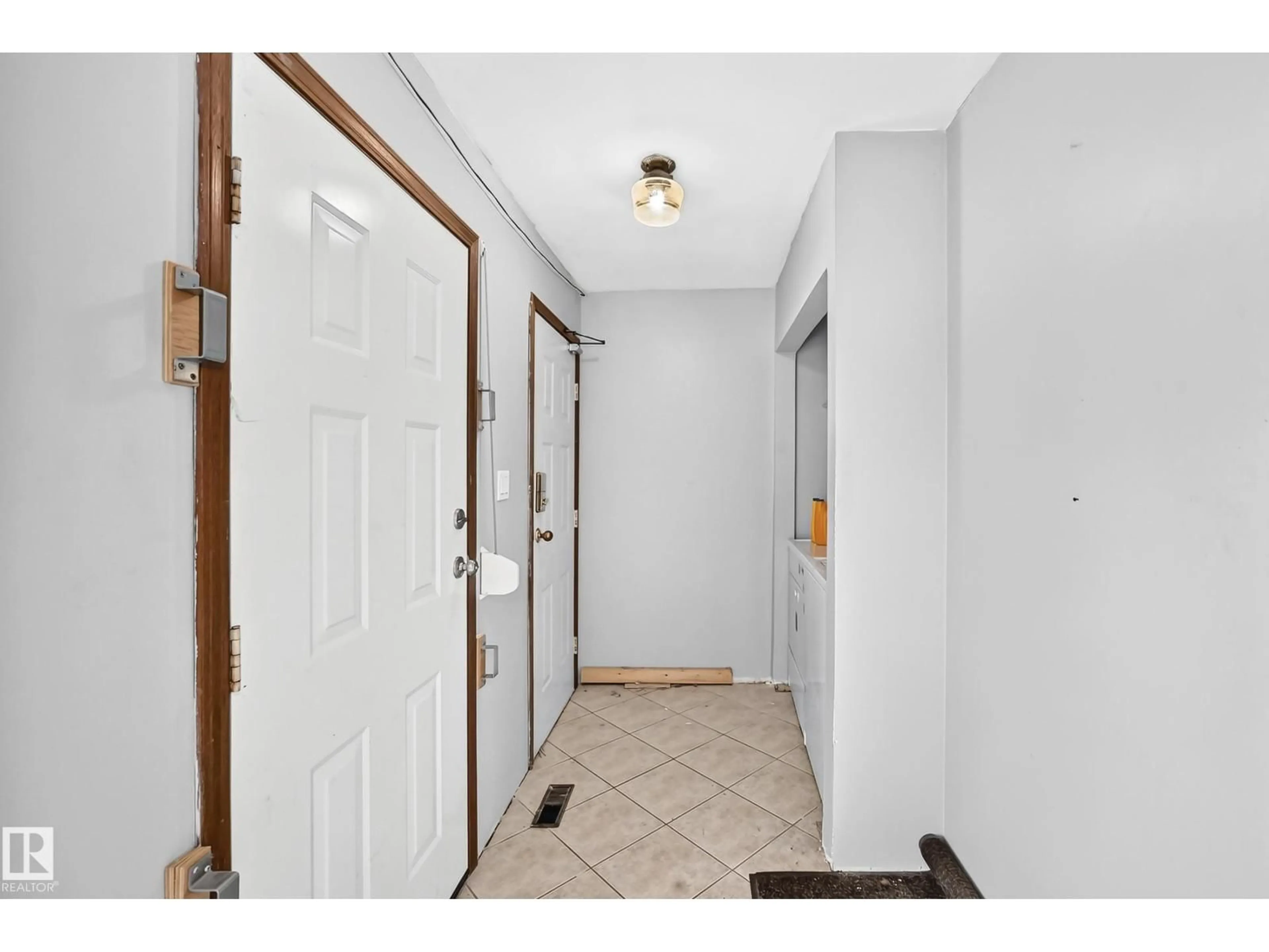 Indoor entryway for NW - 12424 46 ST, Edmonton Alberta T5W5E3