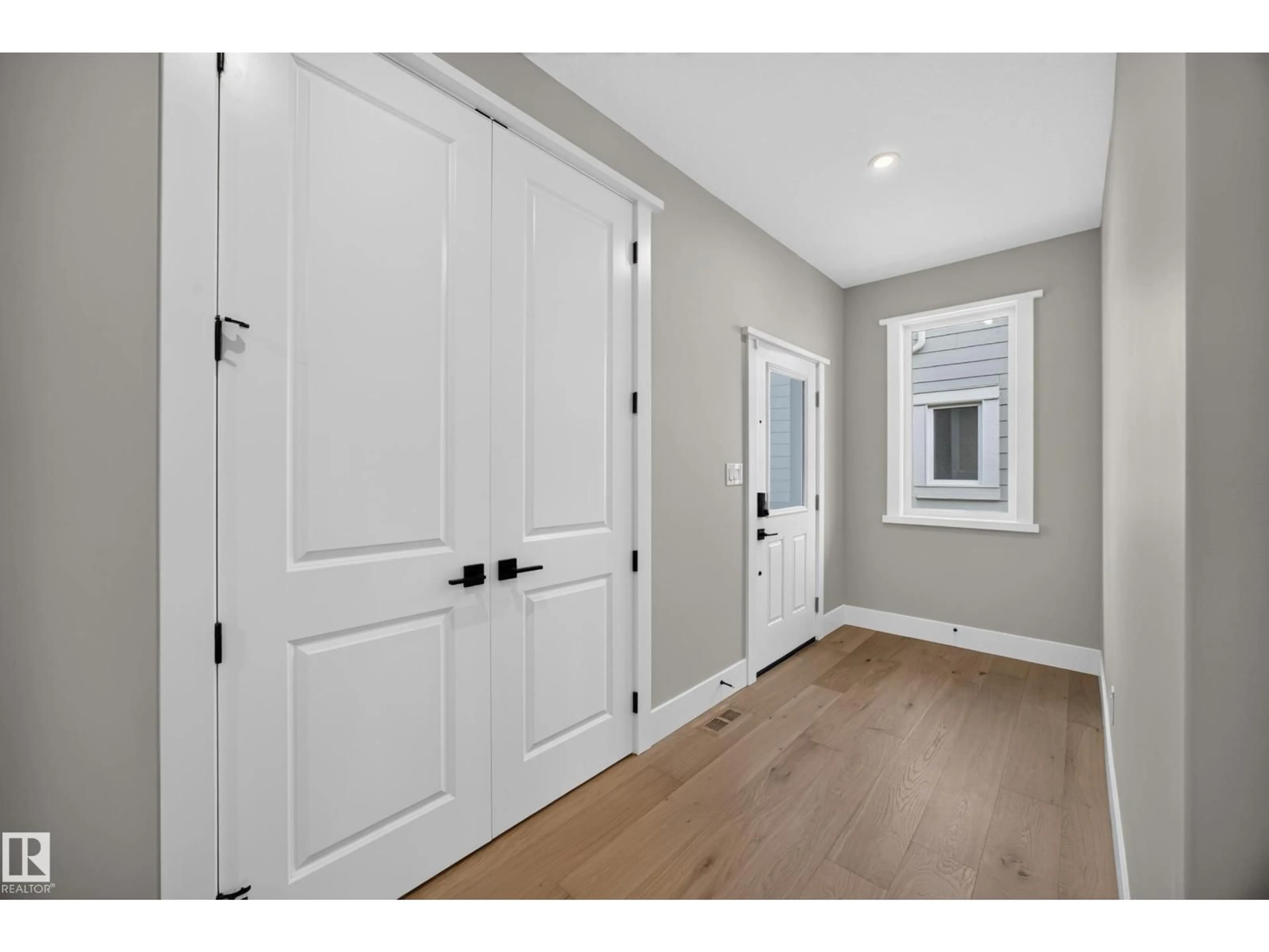 Indoor entryway for 209 HAMPSHIRE, Sherwood Park Alberta T8B0C7