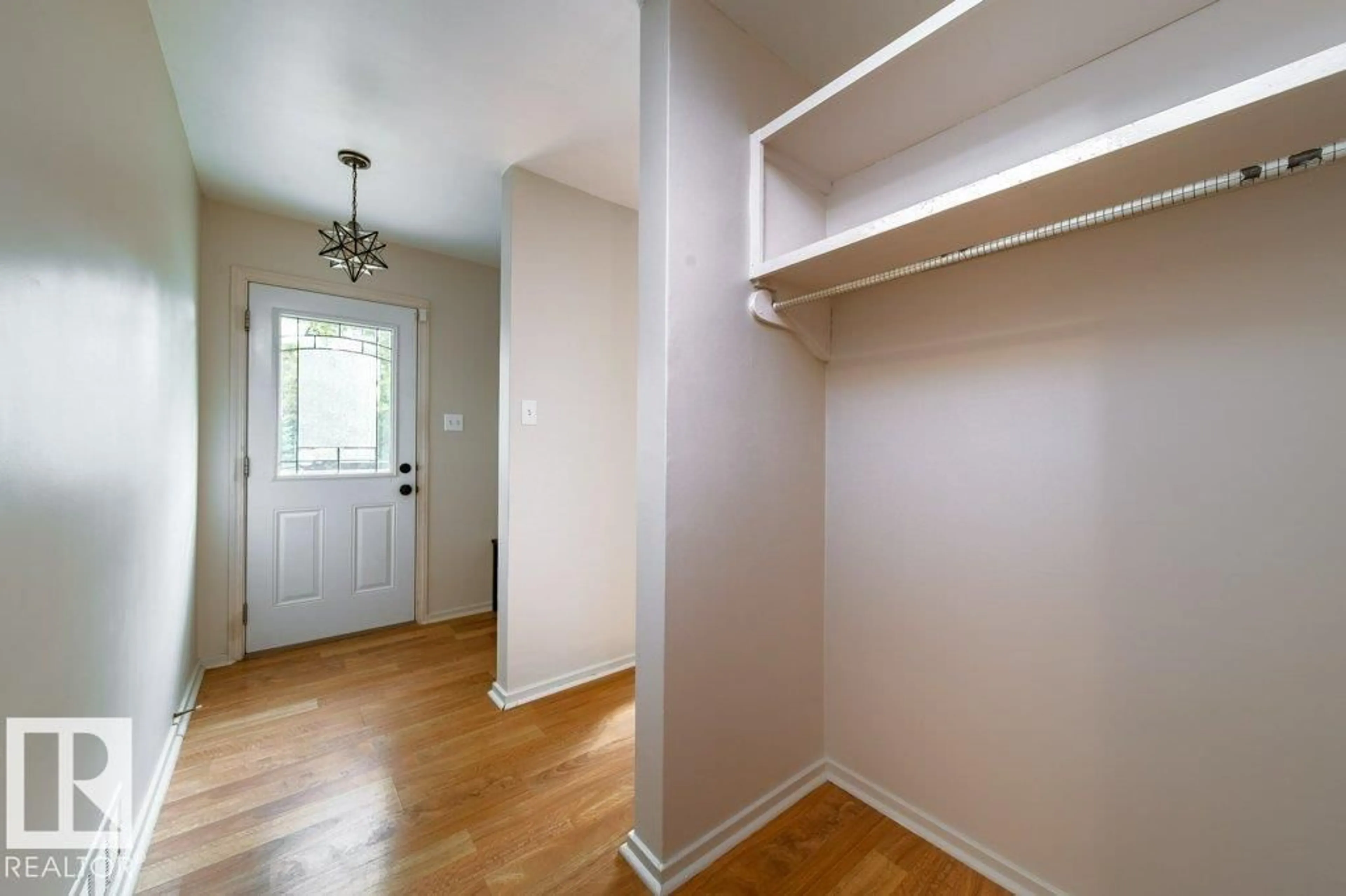Indoor entryway for 9512 76 ST, Edmonton Alberta T6C2K9