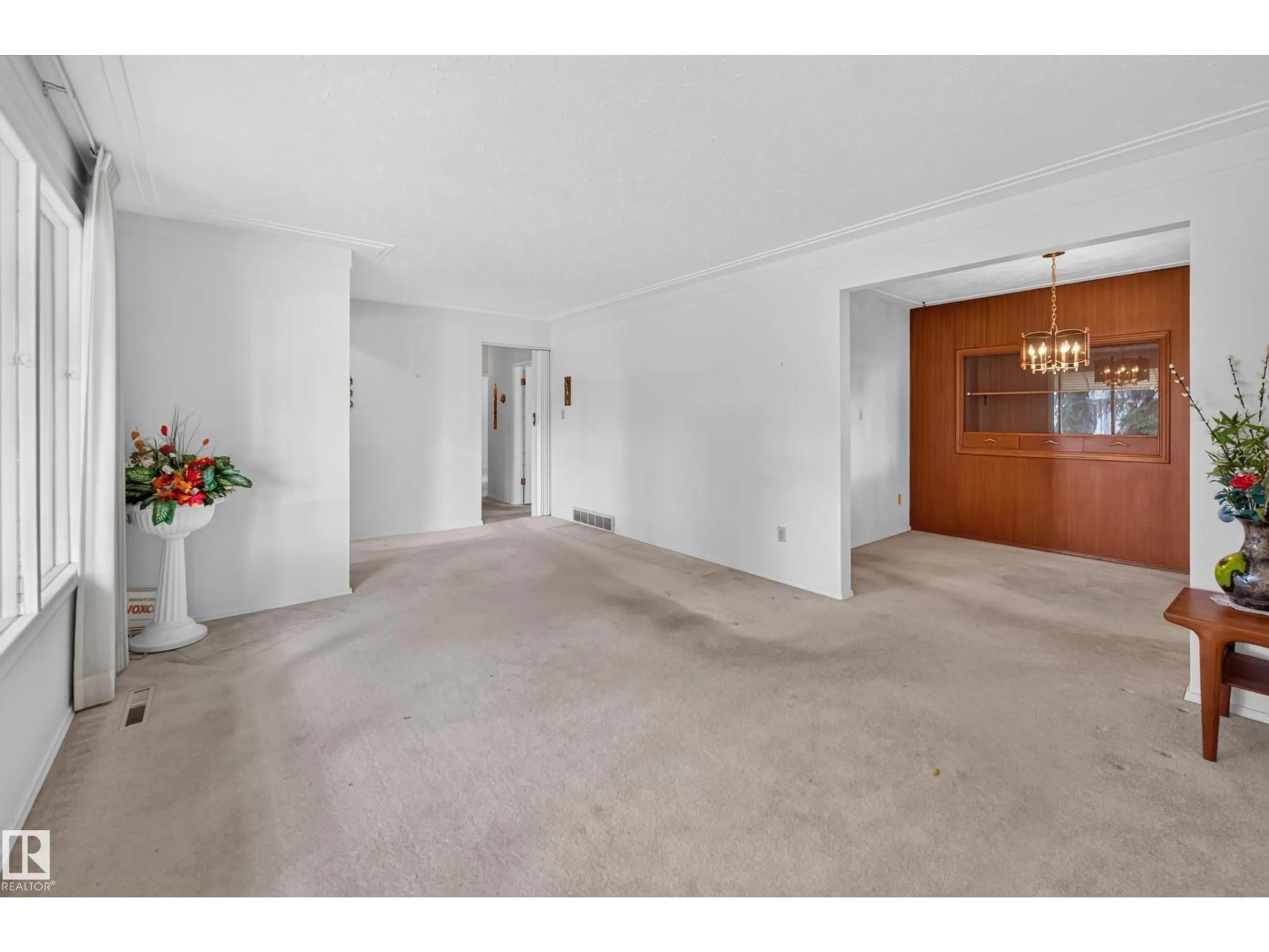 Indoor foyer for 7704 104 AV, Edmonton Alberta T6A0Y3