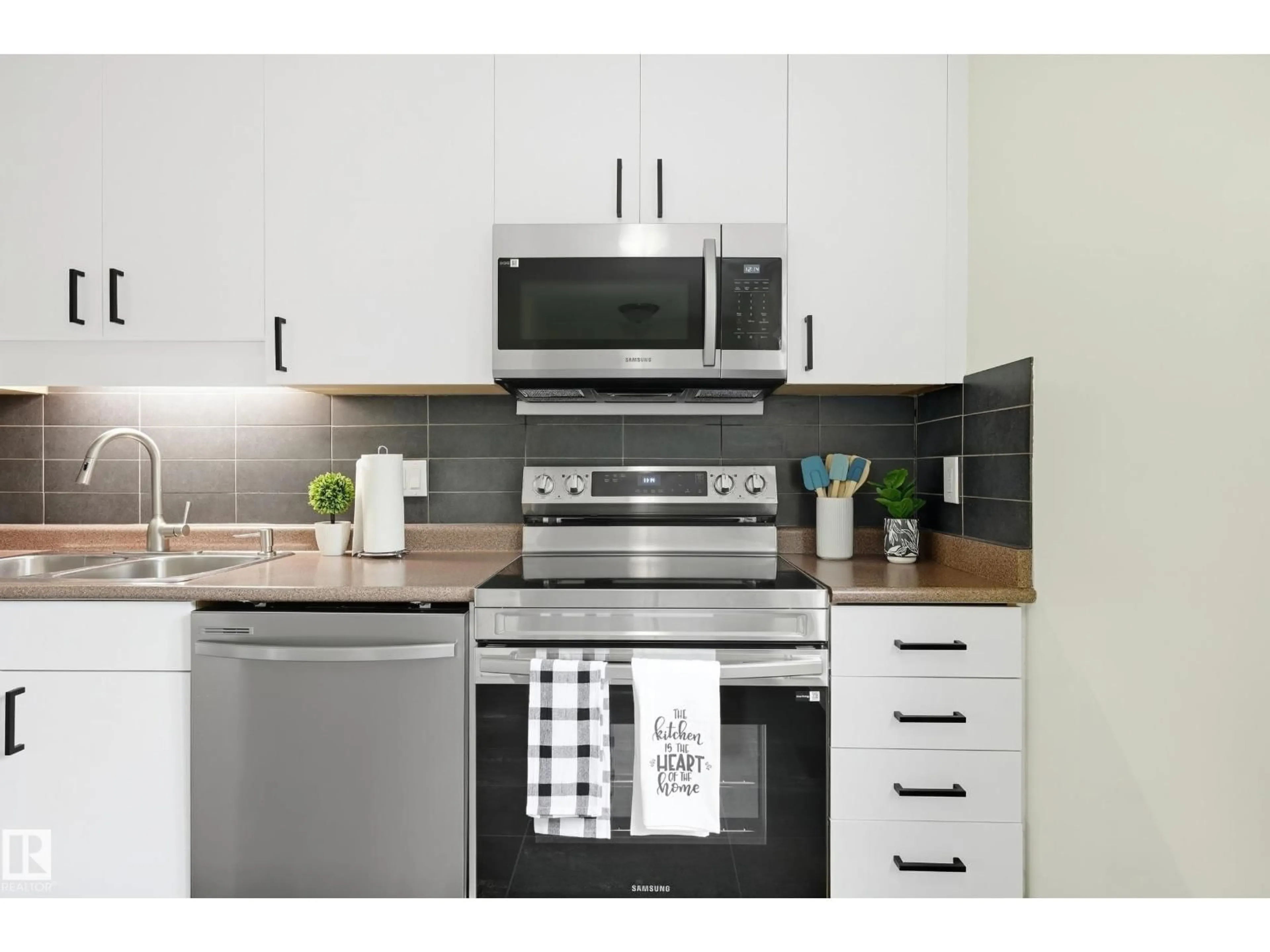 Unknown for 3220 44A ST, Edmonton Alberta T6L4W9