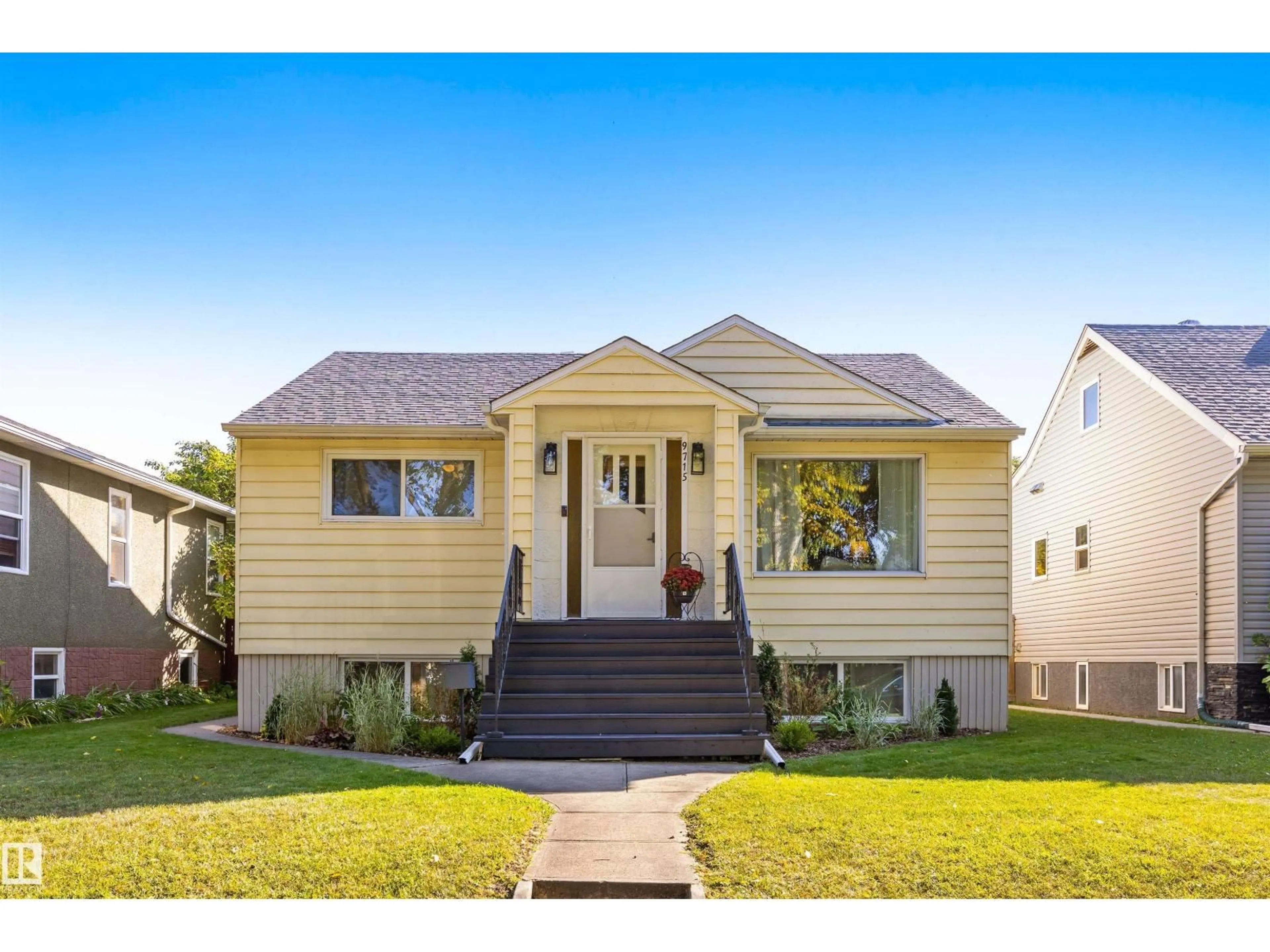 Home with vinyl exterior material, street for 9715 71 AV, Edmonton Alberta T6E0W5