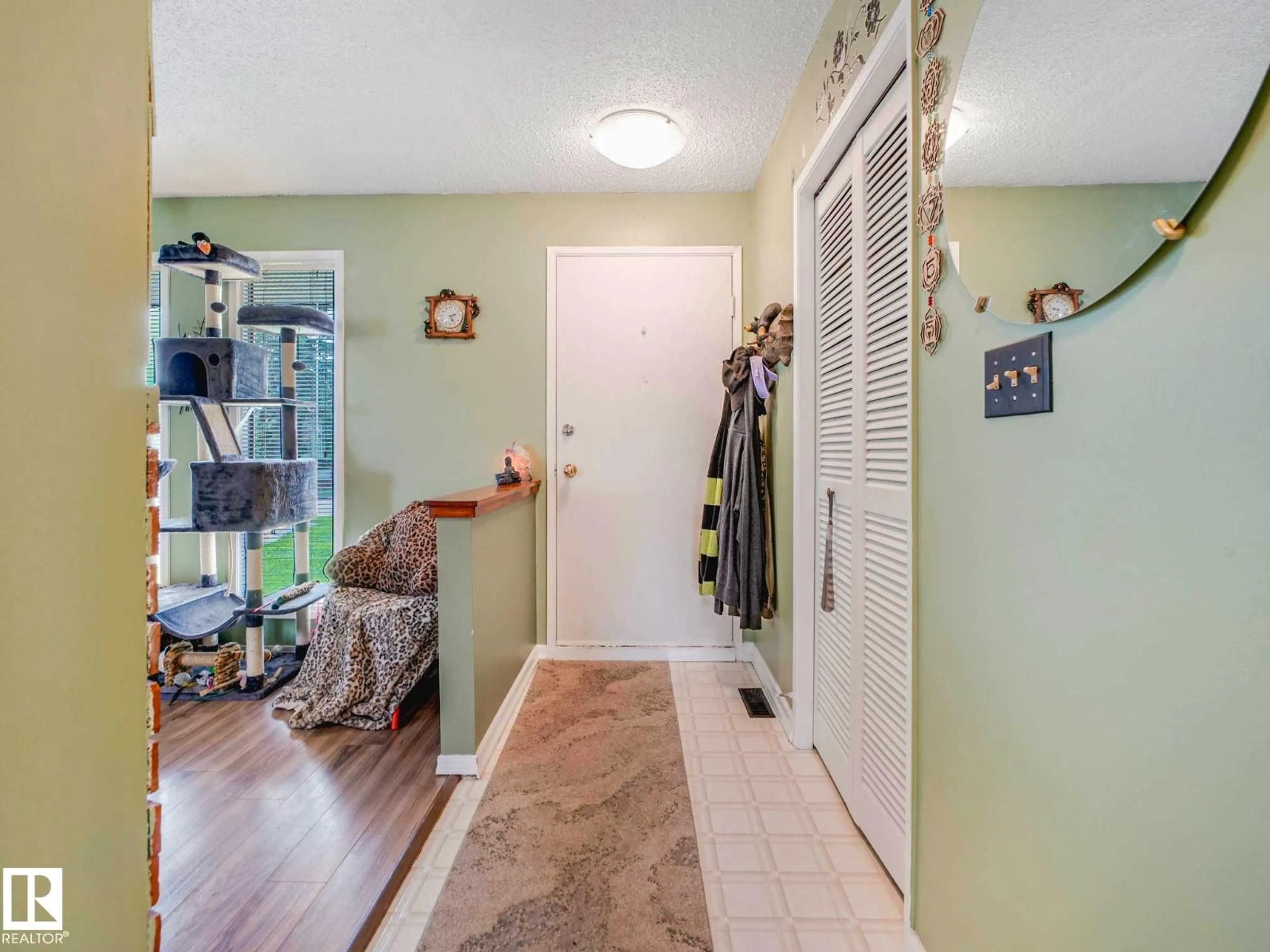Indoor entryway for 11514 138 AV, Edmonton Alberta T5X3P4