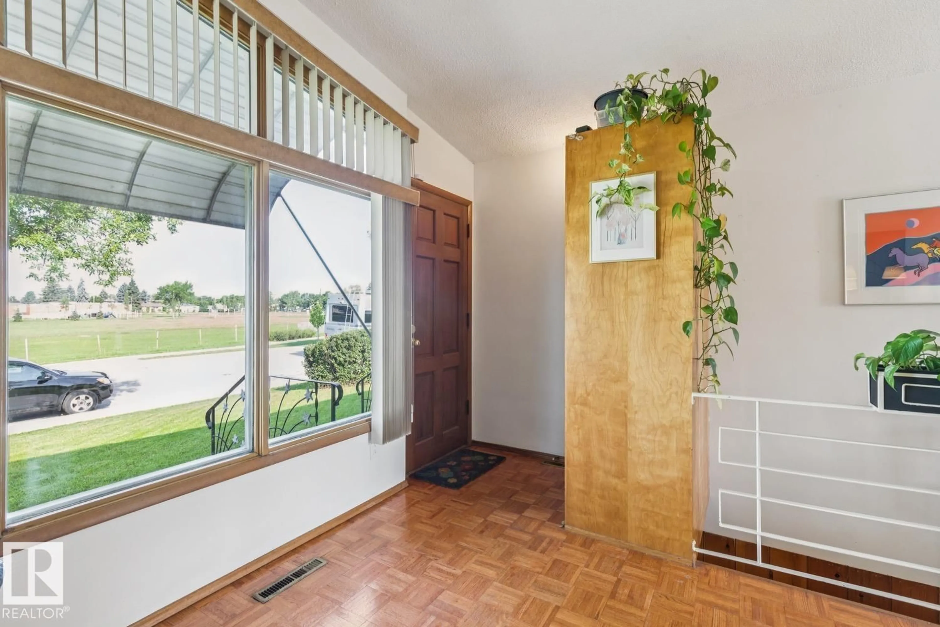 Indoor foyer for 12835 91 ST, Edmonton Alberta T5E3P4
