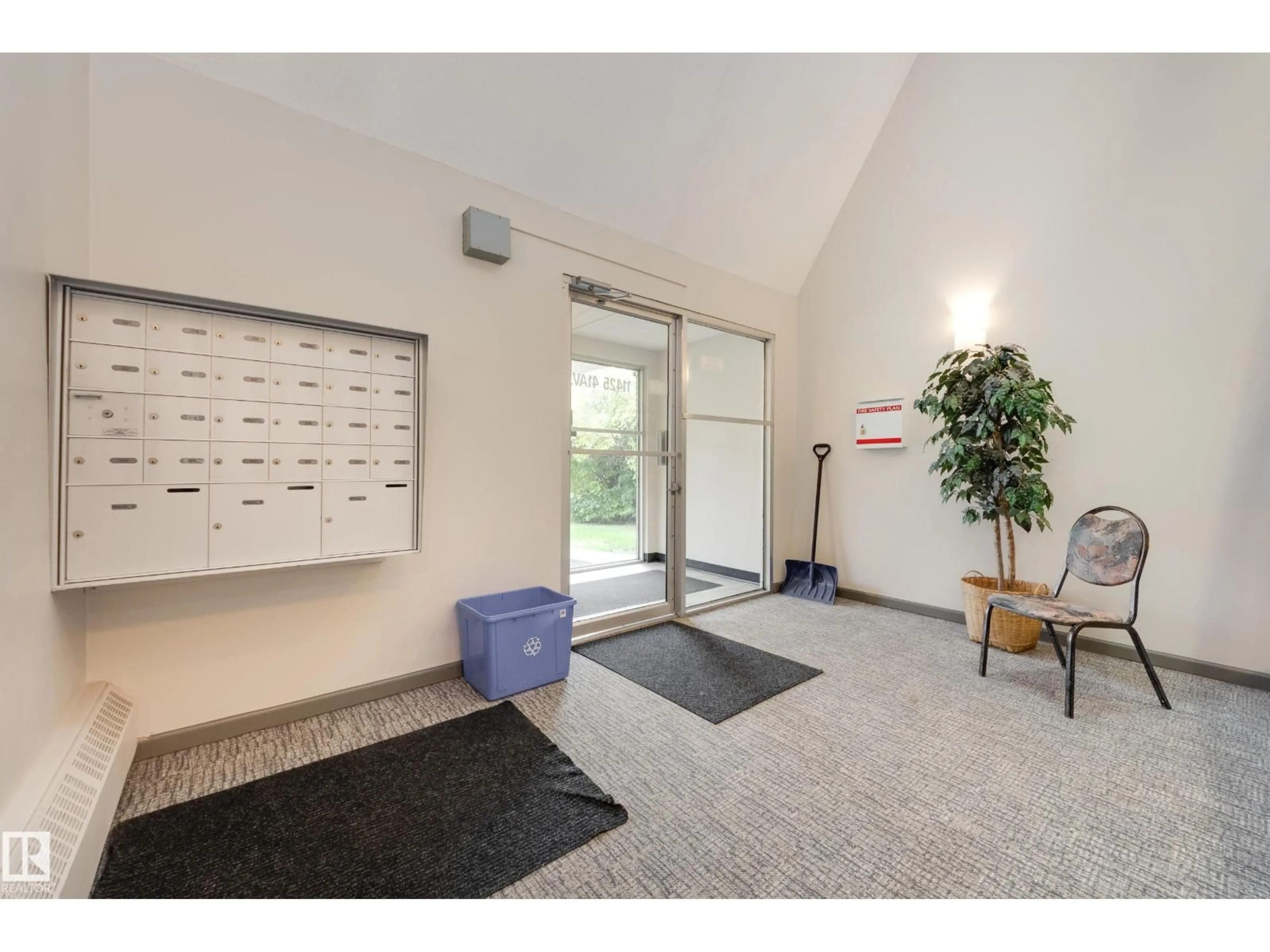 Indoor foyer for #304 - 11425 41 AV, Edmonton Alberta T6J0T9