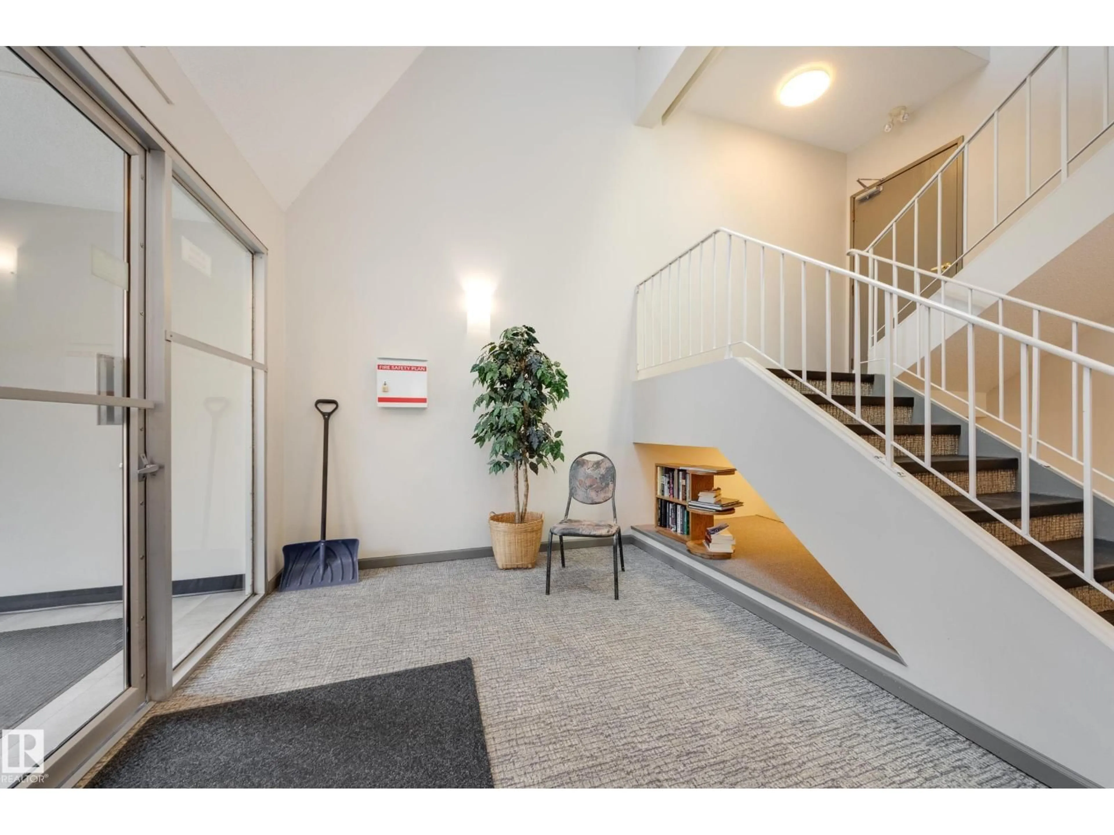 Indoor foyer for #304 - 11425 41 AV, Edmonton Alberta T6J0T9