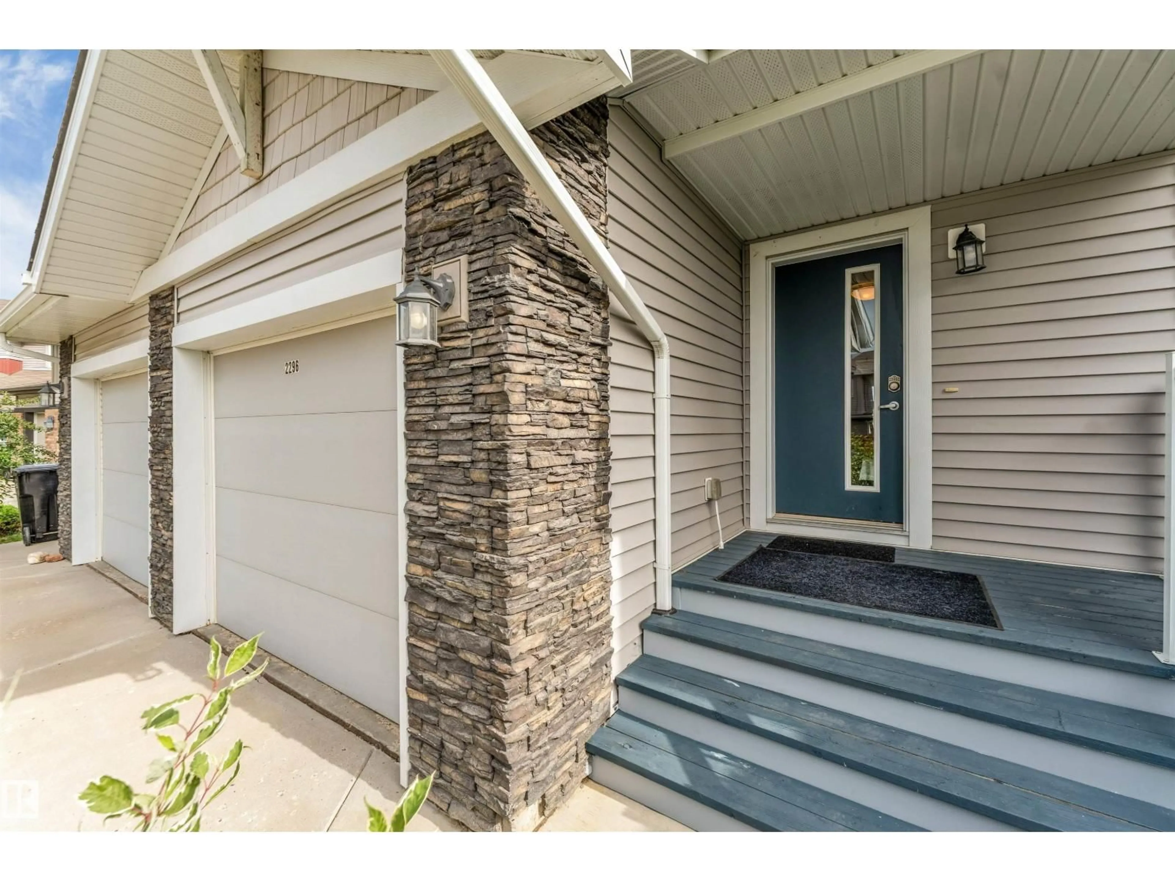 Indoor entryway for 2296 CASEY CR, Edmonton Alberta T6W3M8