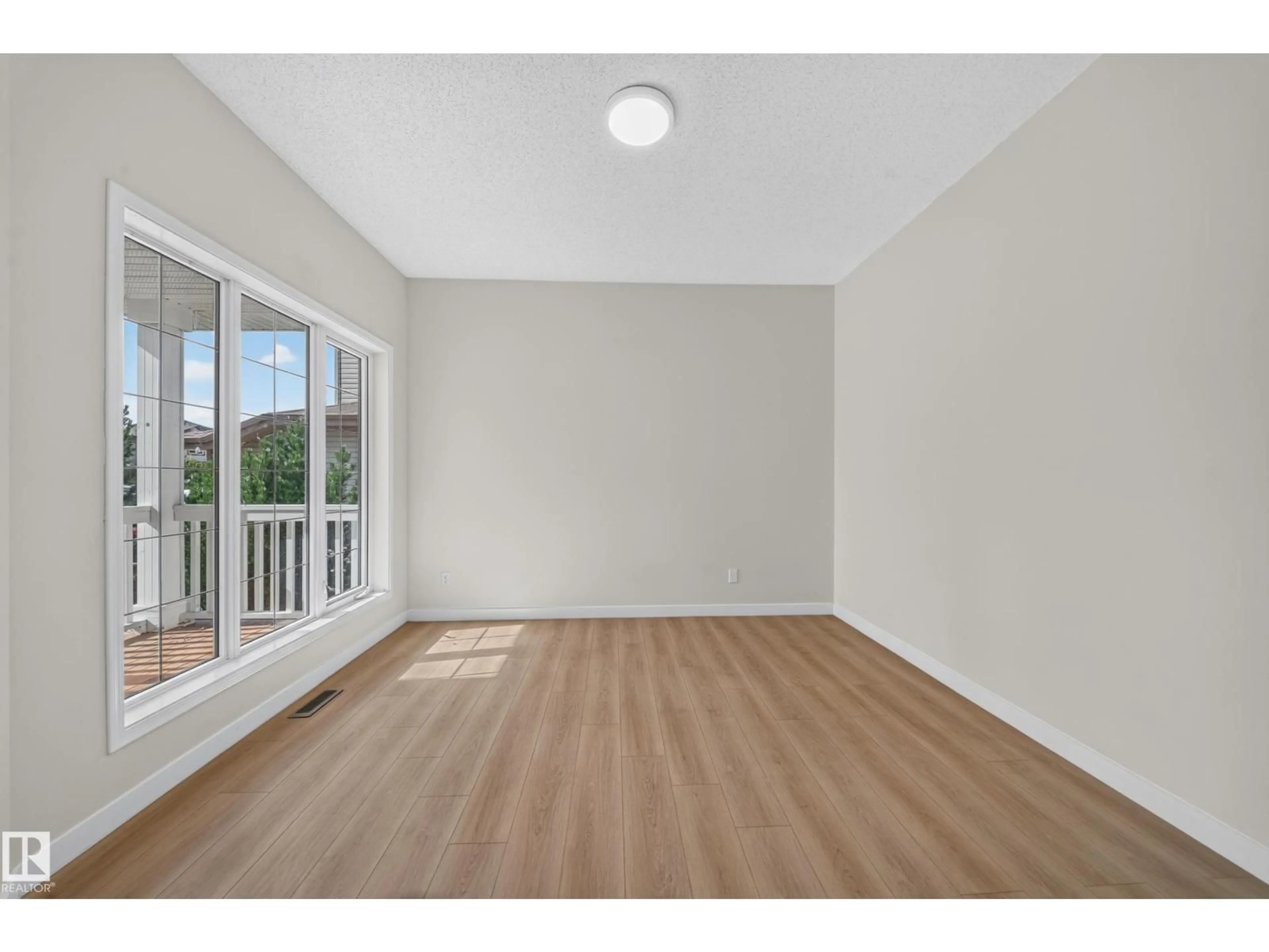A pic of a room for SW - 7836 7 AVE, Edmonton Alberta T6X1N3