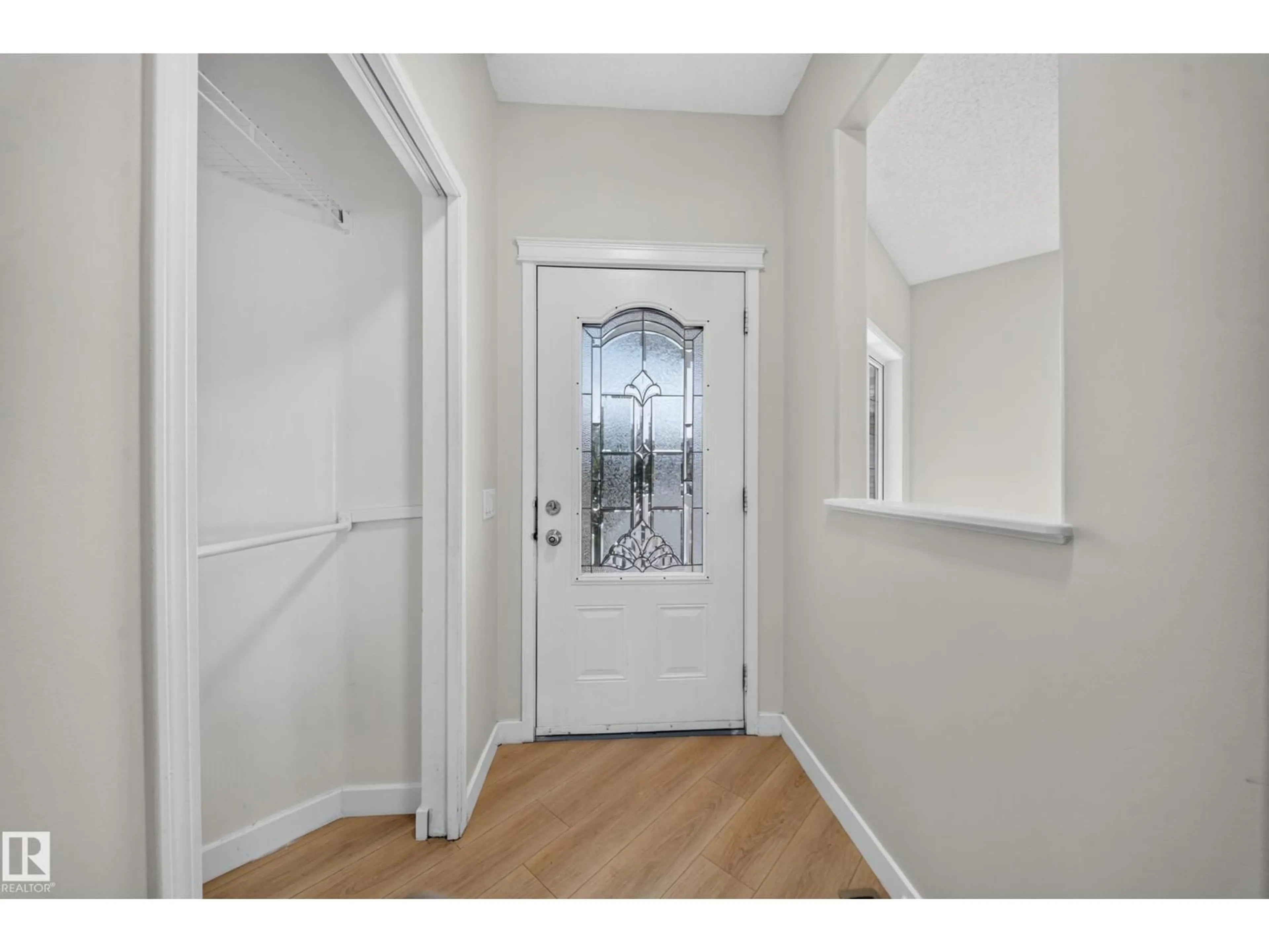 Indoor entryway for SW - 7836 7 AVE, Edmonton Alberta T6X1N3