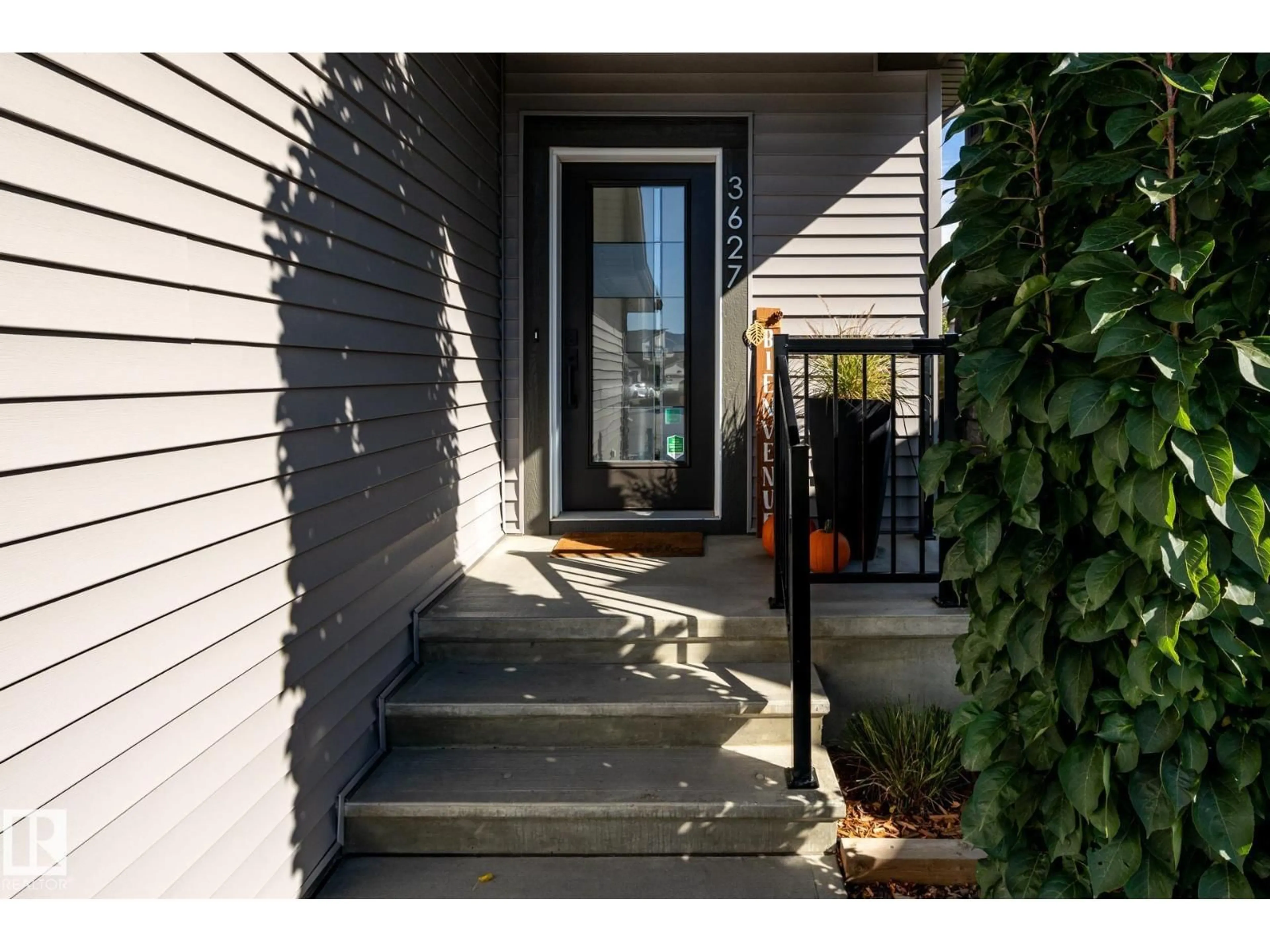 Indoor entryway for 3627 6 ST, Edmonton Alberta T6T2L5