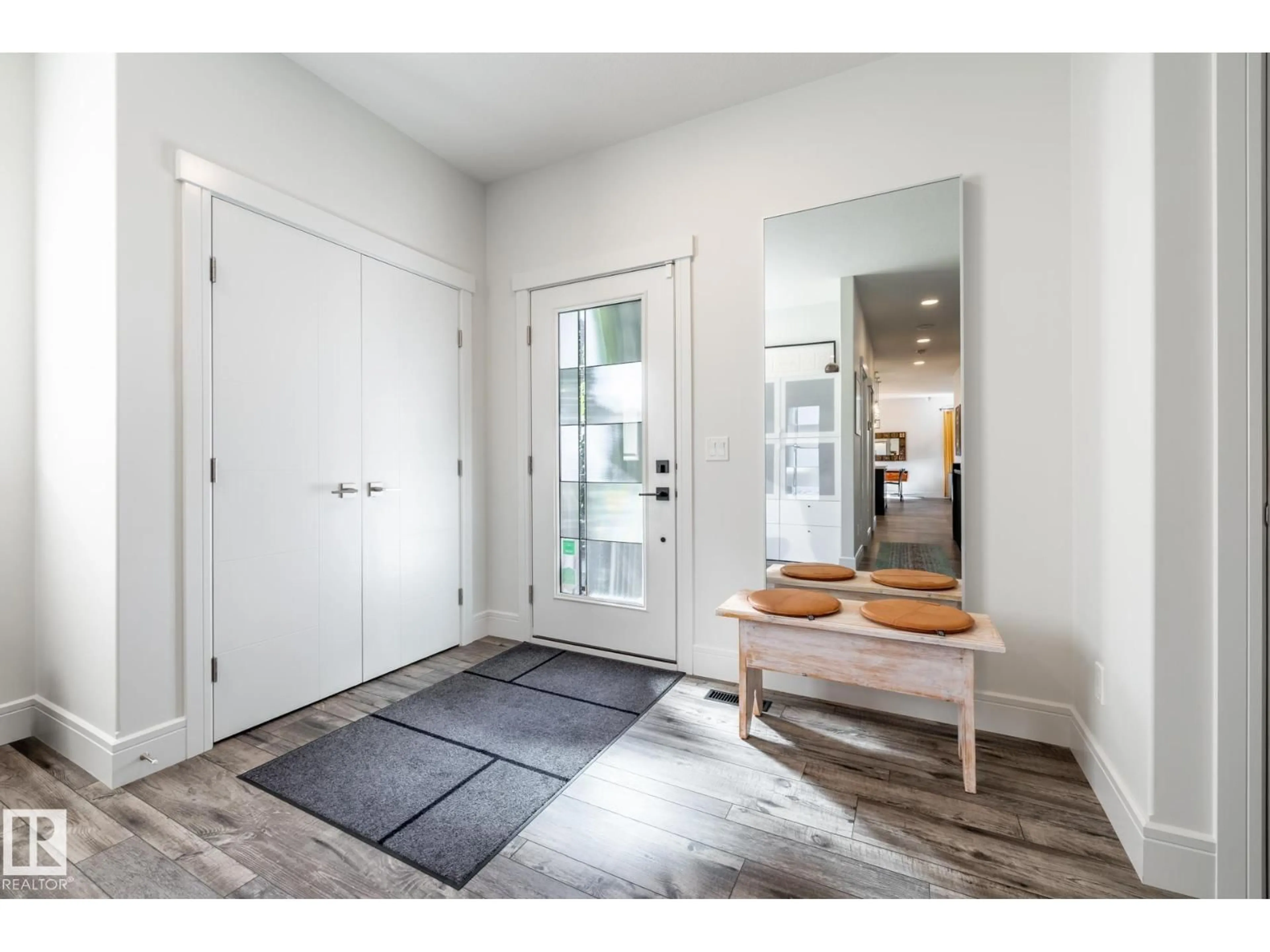 Indoor entryway for 3627 6 ST, Edmonton Alberta T6T2L5