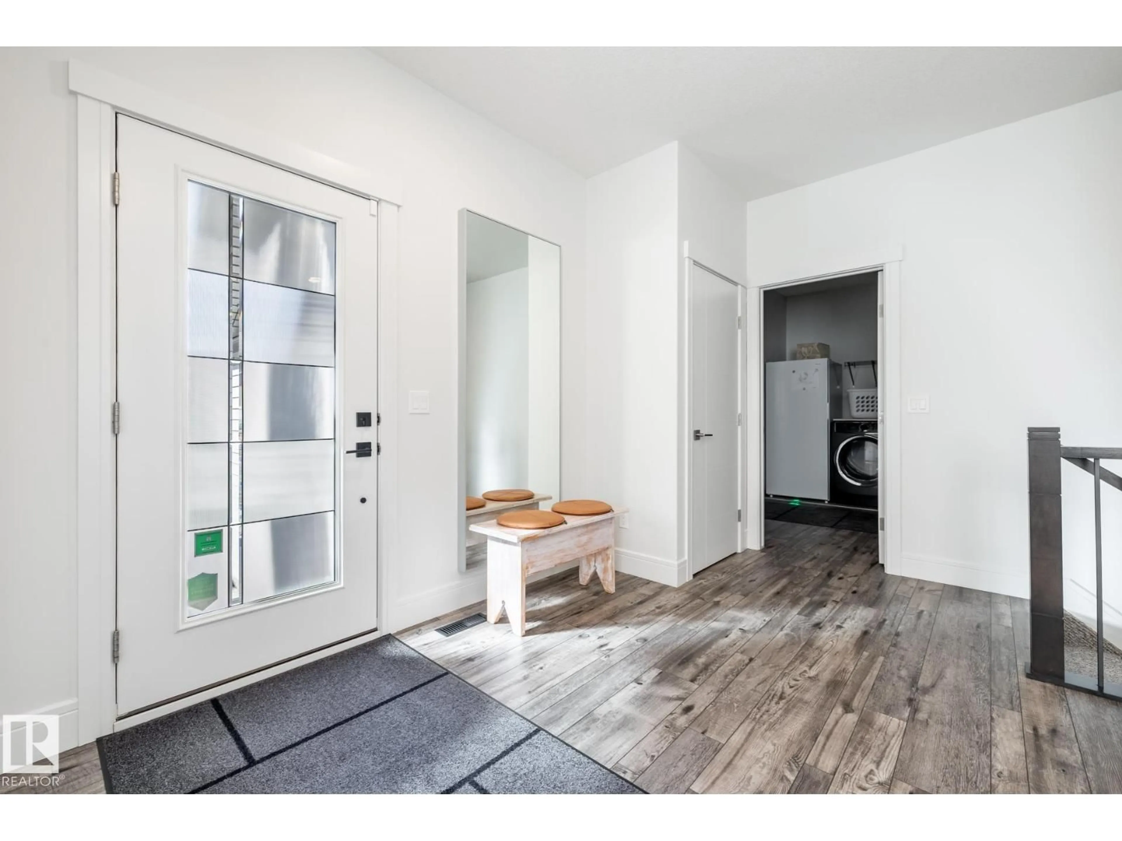 Indoor entryway for 3627 6 ST, Edmonton Alberta T6T2L5