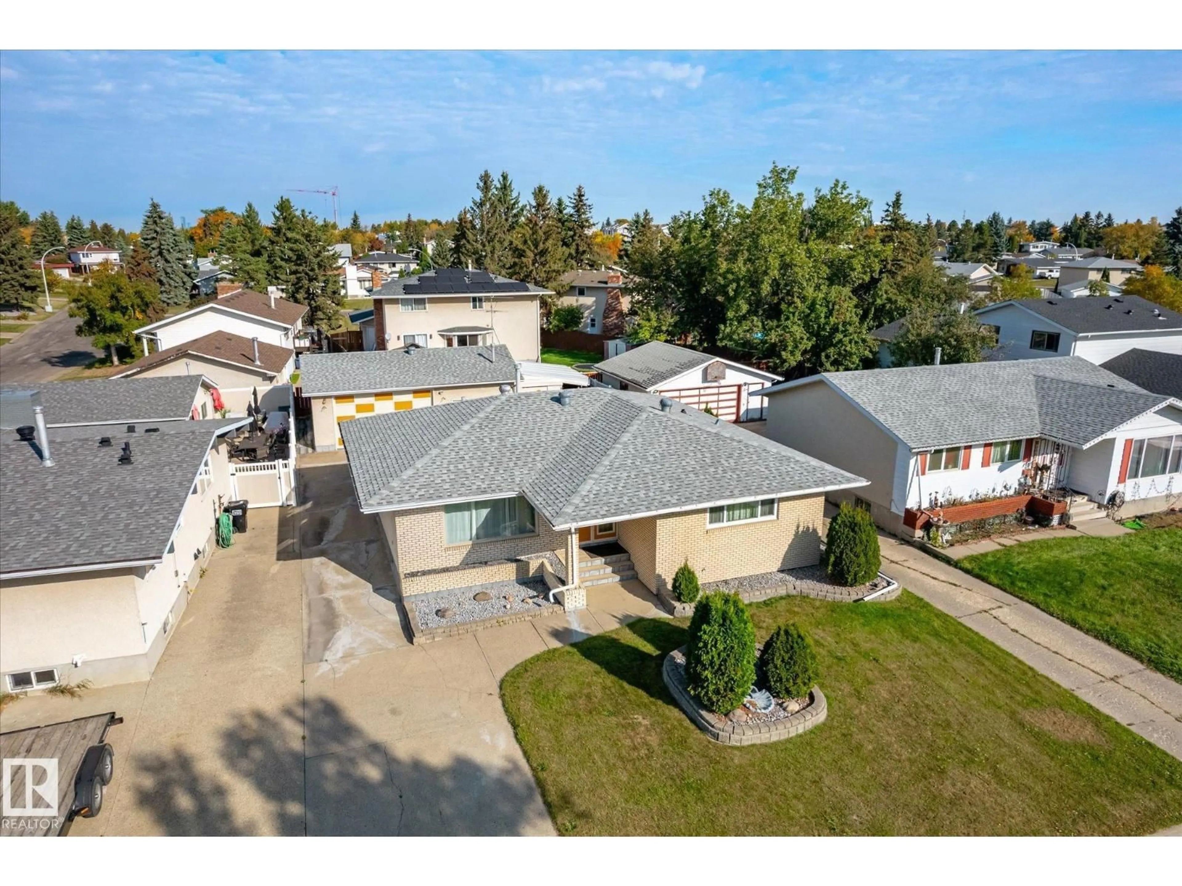A pic from outside/outdoor area/front of a property/back of a property/a pic from drone, street for 7612 40 AV, Edmonton Alberta T6K0X5