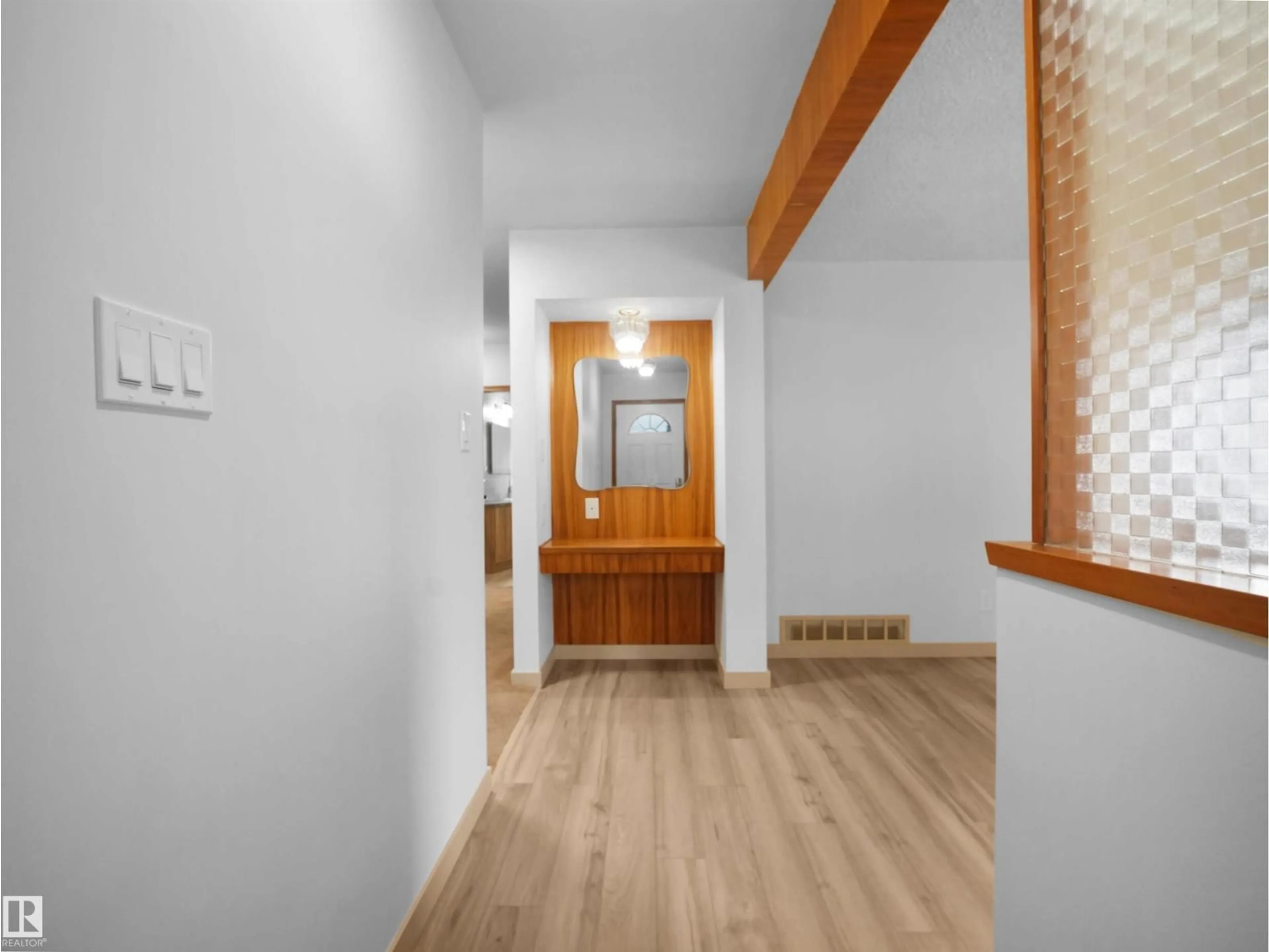 Indoor foyer for 10307 135 AV, Edmonton Alberta T5E1P3