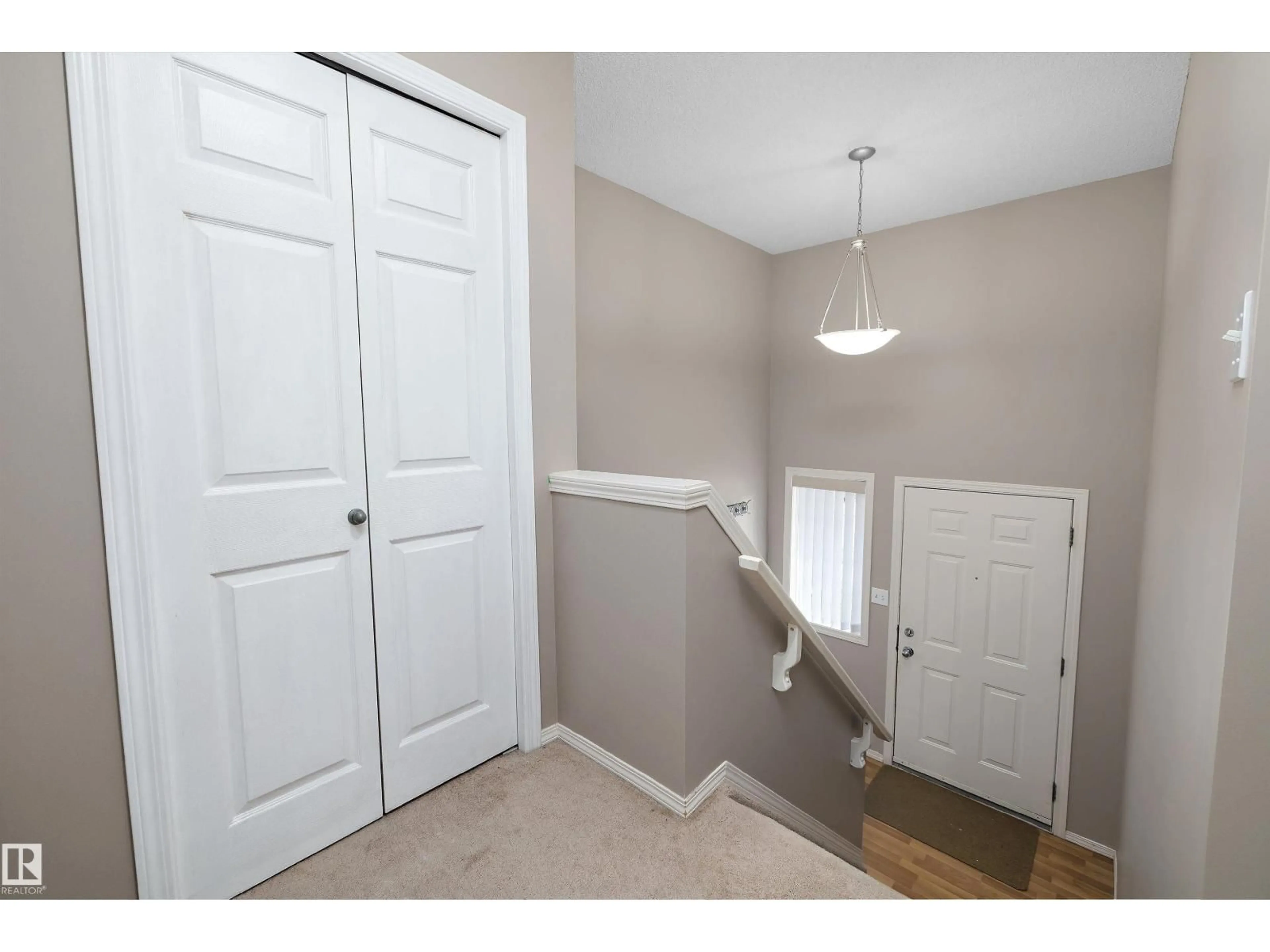Indoor entryway for 3114 32 AV NW, Edmonton Alberta T6T1X3