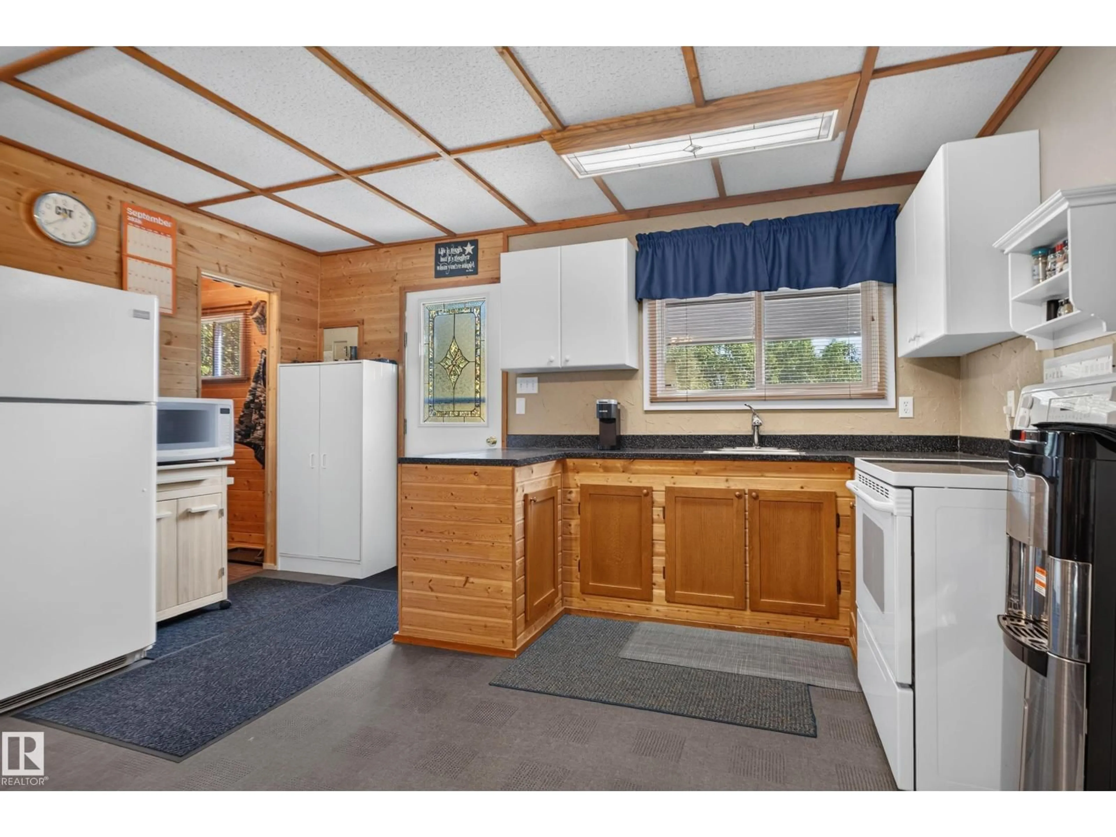 Standard kitchen, unknown for 9 HORSESHOE CR, Rural Lac Ste. Anne County Alberta T0E1A0