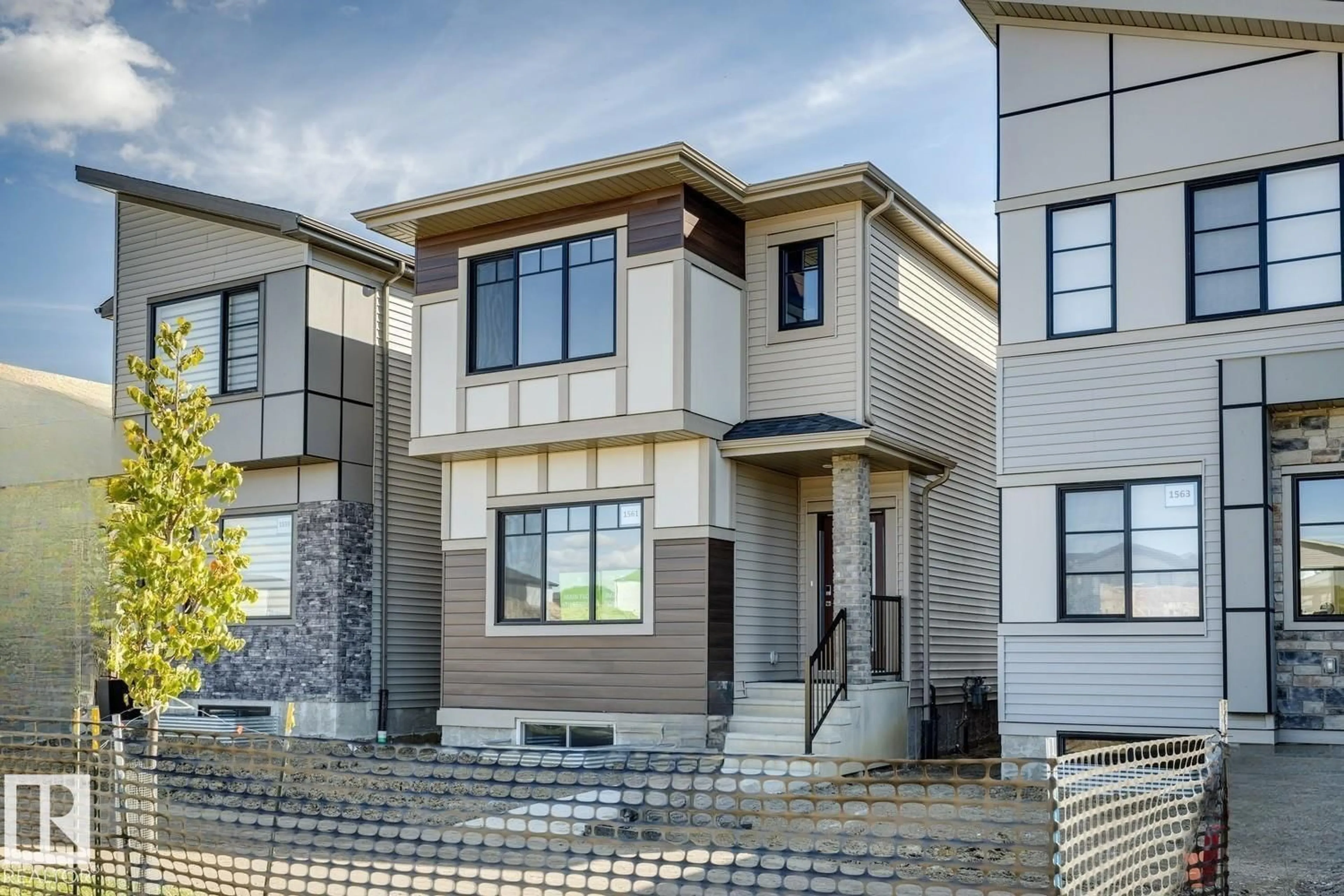 Home with vinyl exterior material, street for 1561 KESWICK DR, Edmonton Alberta T6W3X1