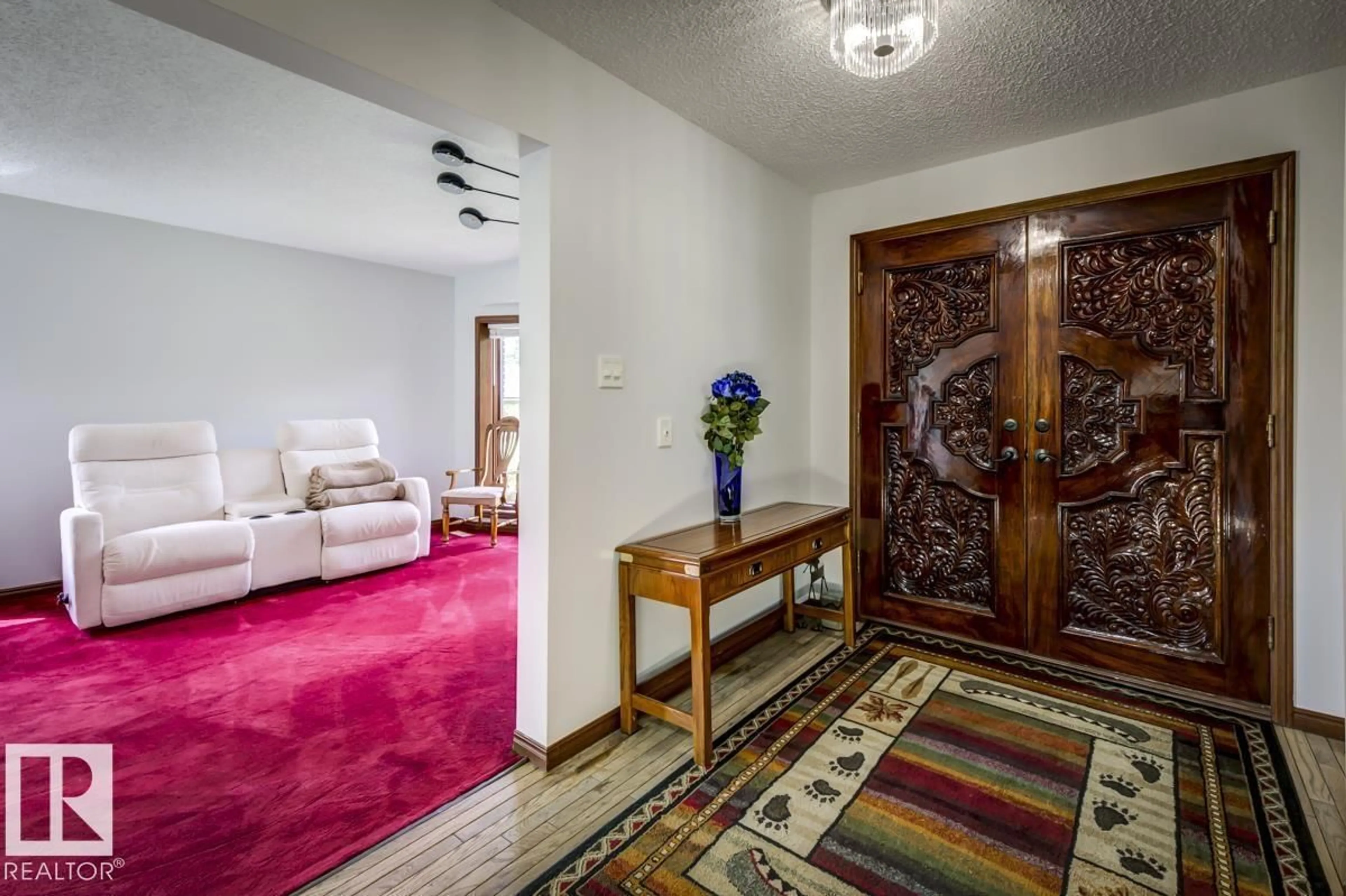 Indoor foyer for 6819 10 AV, Edmonton Alberta T6K2T9