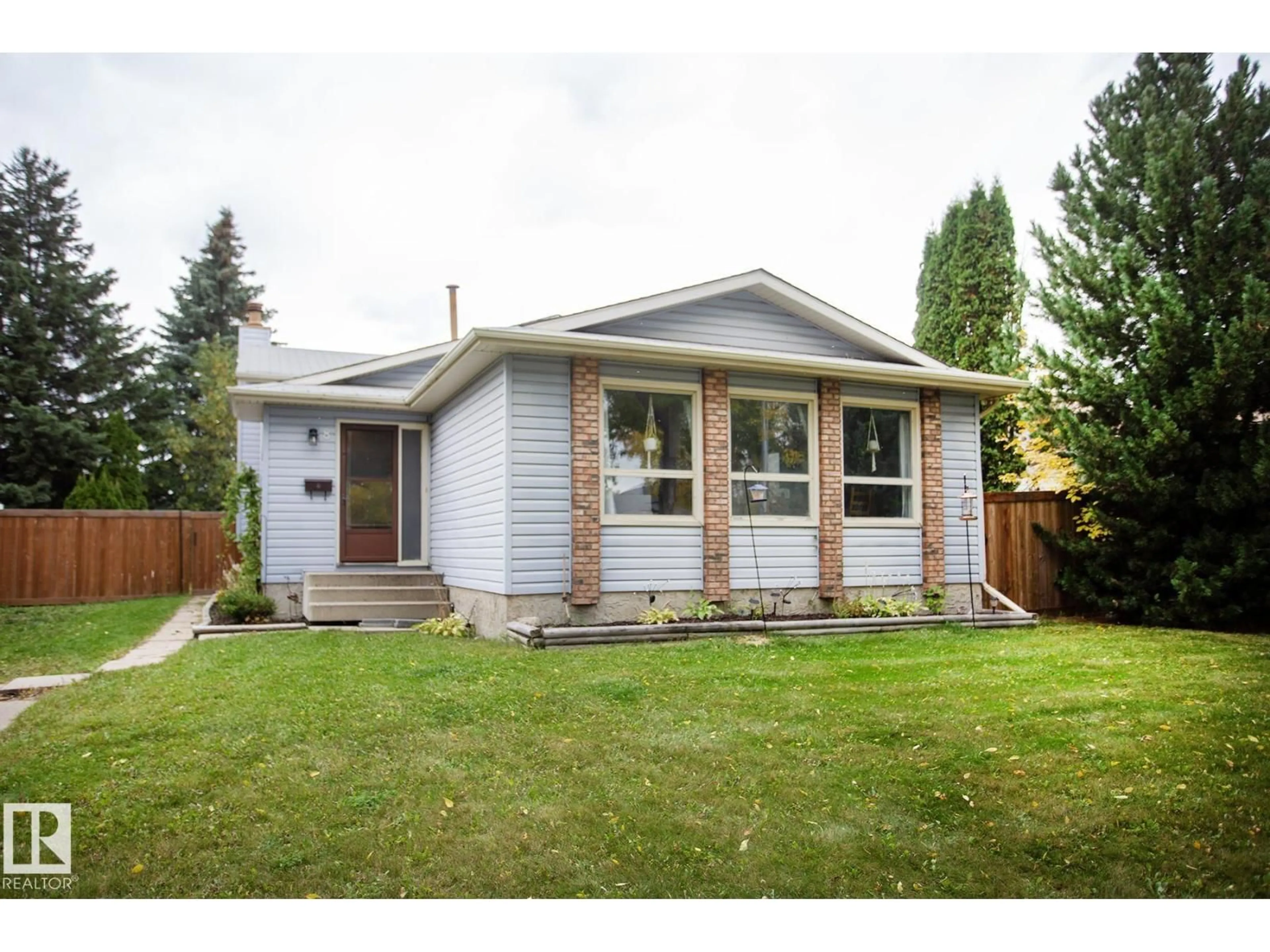 Home with vinyl exterior material, street for 8 ASH CR, St. Albert Alberta T8N3J3