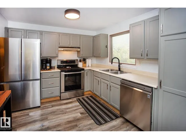 8 ASH CR, St. Albert 2