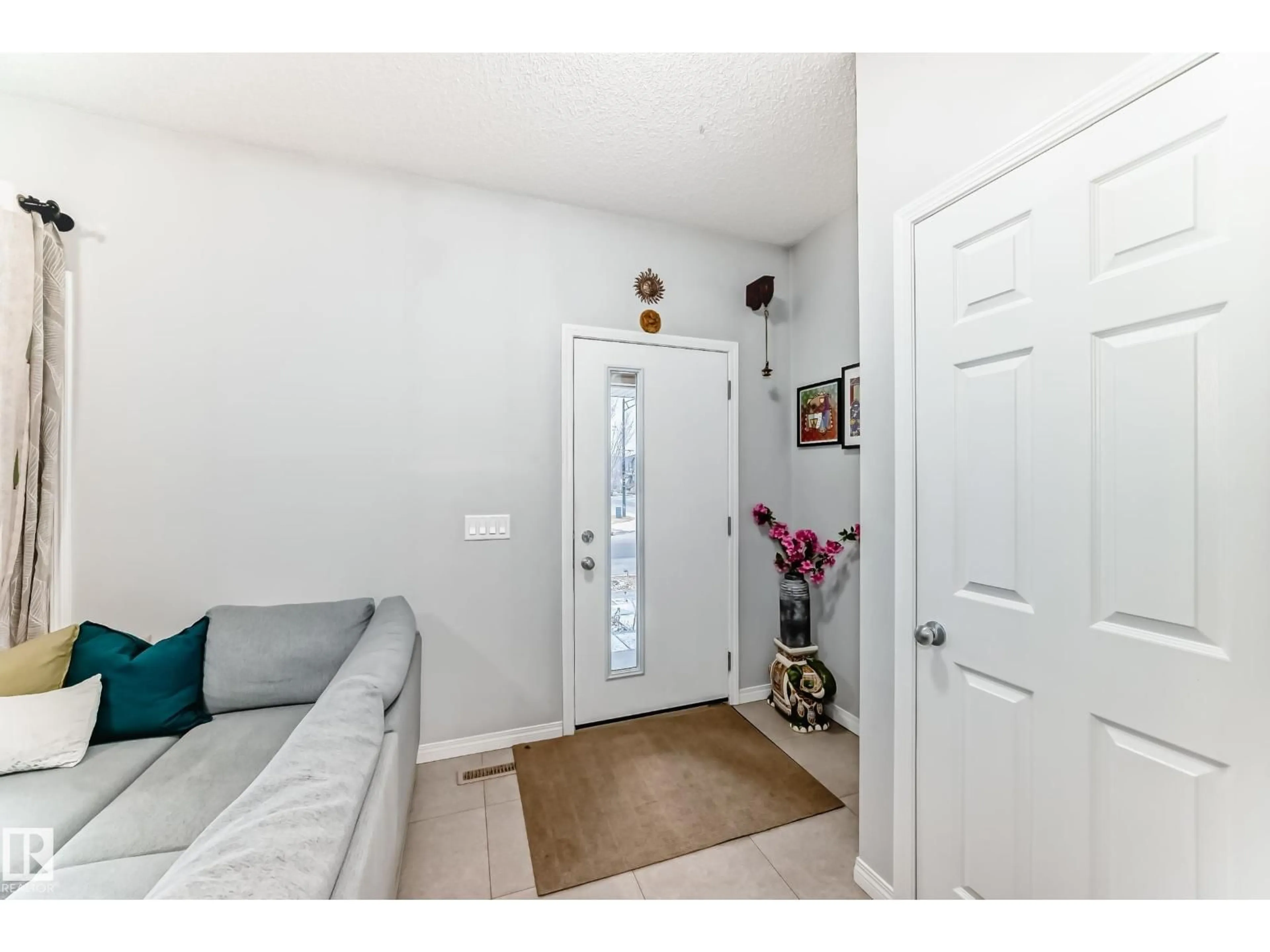 Indoor entryway for 2008 CAVANAGH DR, Edmonton Alberta T6W3M6