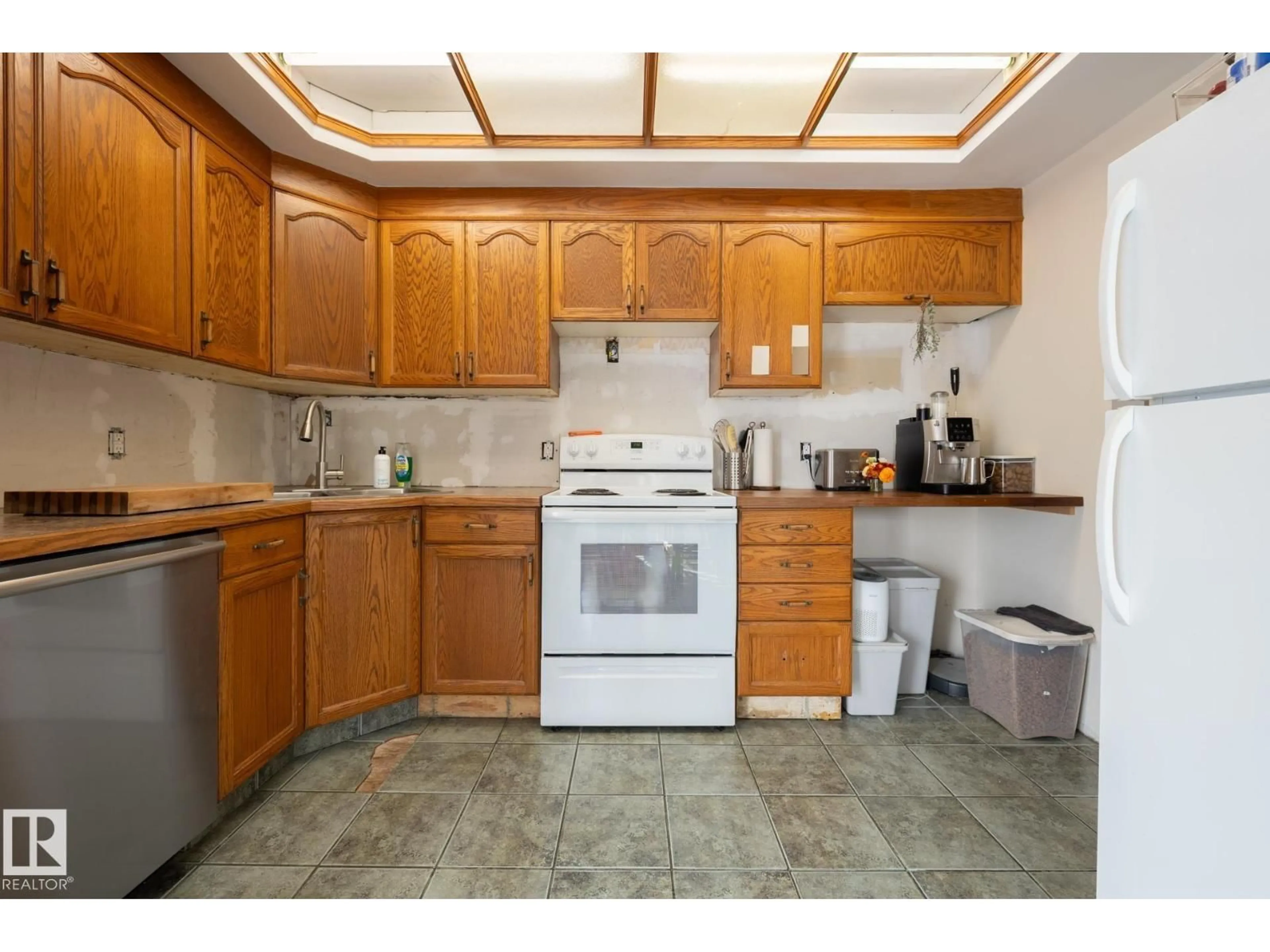 Standard kitchen, unknown for NW - 10972 157 ST, Edmonton Alberta T5P2W3