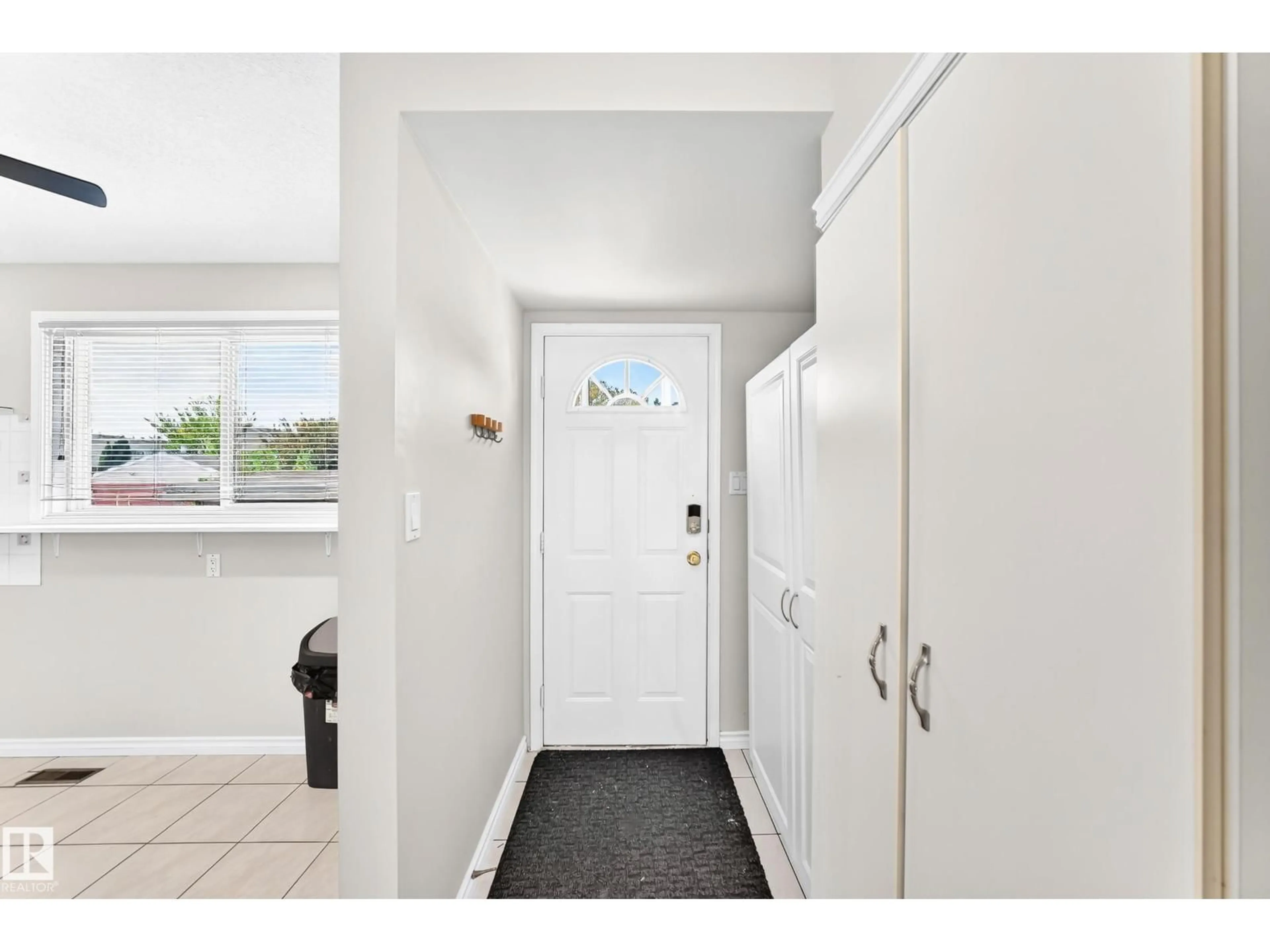 Indoor entryway for 44 HABITAT CR, Edmonton Alberta T5A2X7