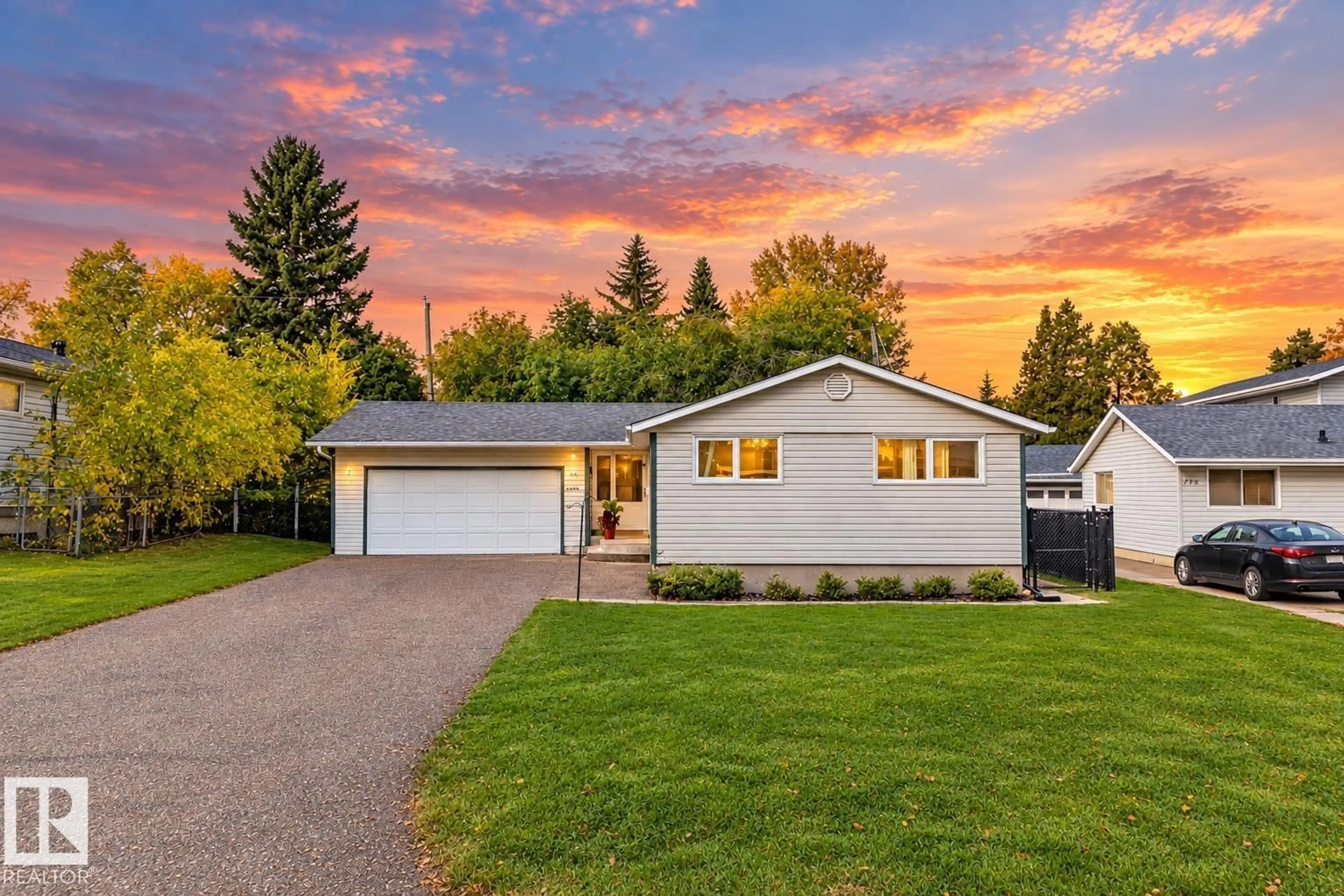Home with vinyl exterior material, street for 146 WILLOW ST, Sherwood Park Alberta T8A1P4