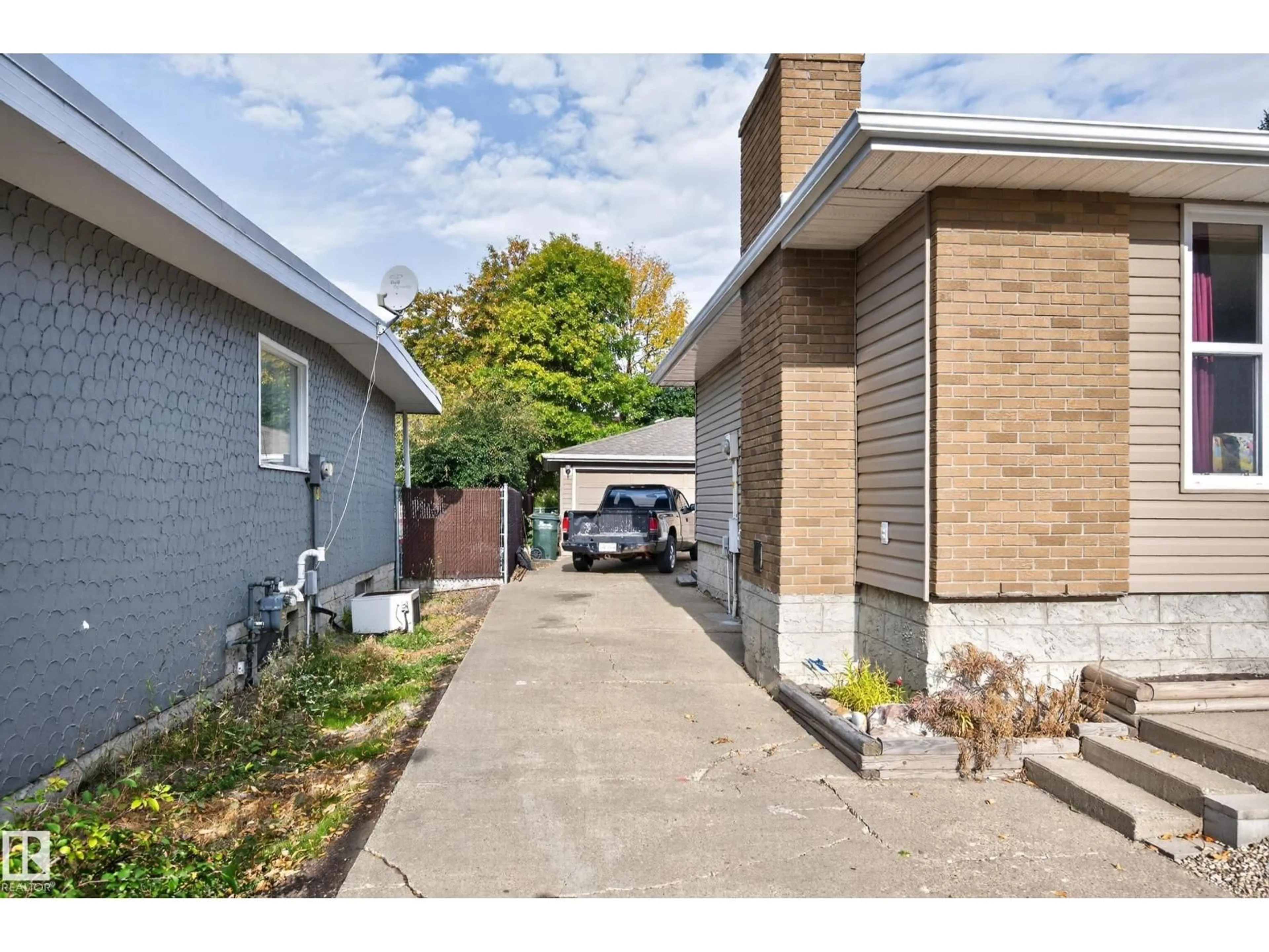 A pic from outside/outdoor area/front of a property/back of a property/a pic from drone, street for 4 GREYSTONE CR, Sherwood Park Alberta T8A3E4