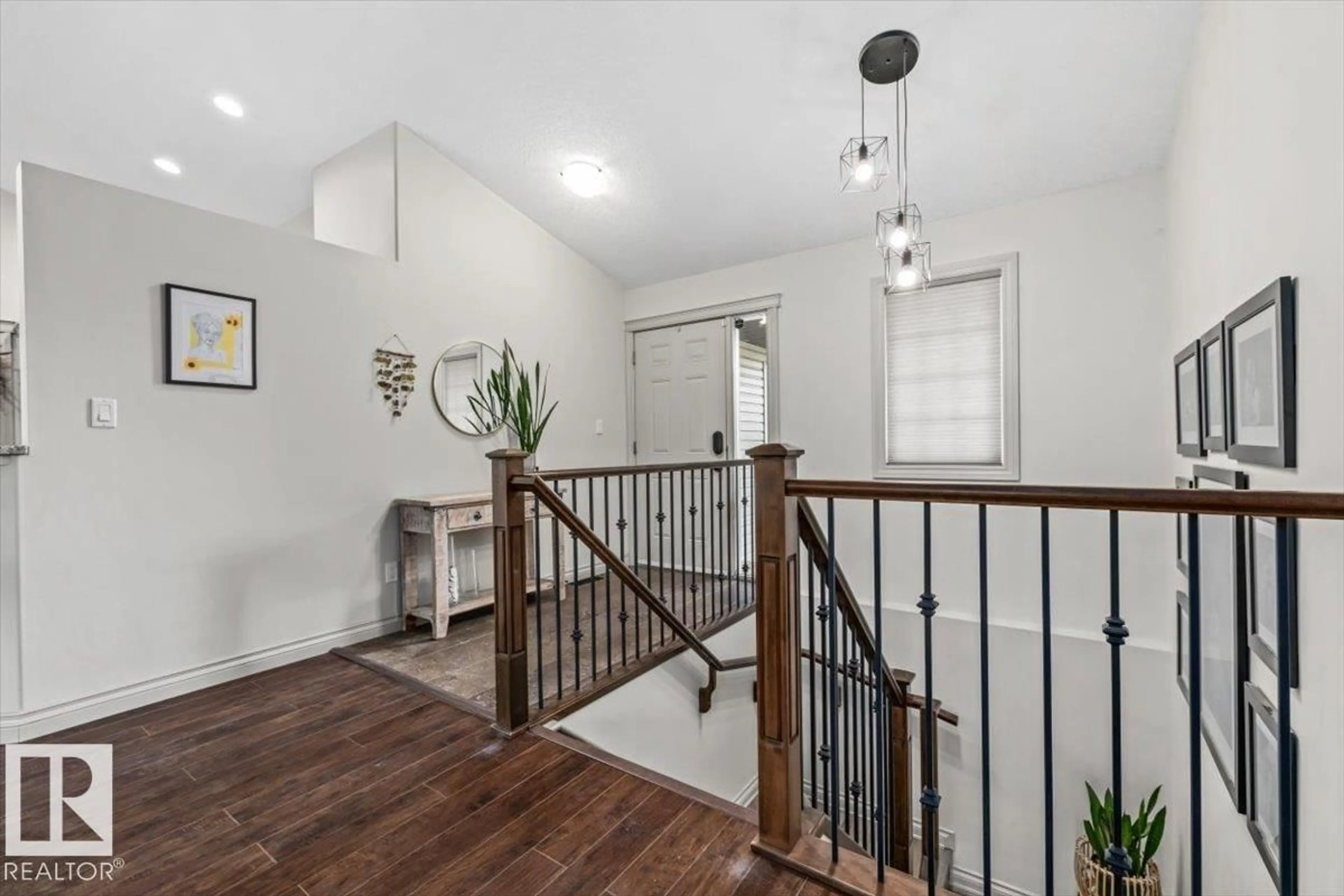 Indoor entryway for 21 - 53417 RANGE ROAD 14, Rural Parkland County Alberta T7Z1X2