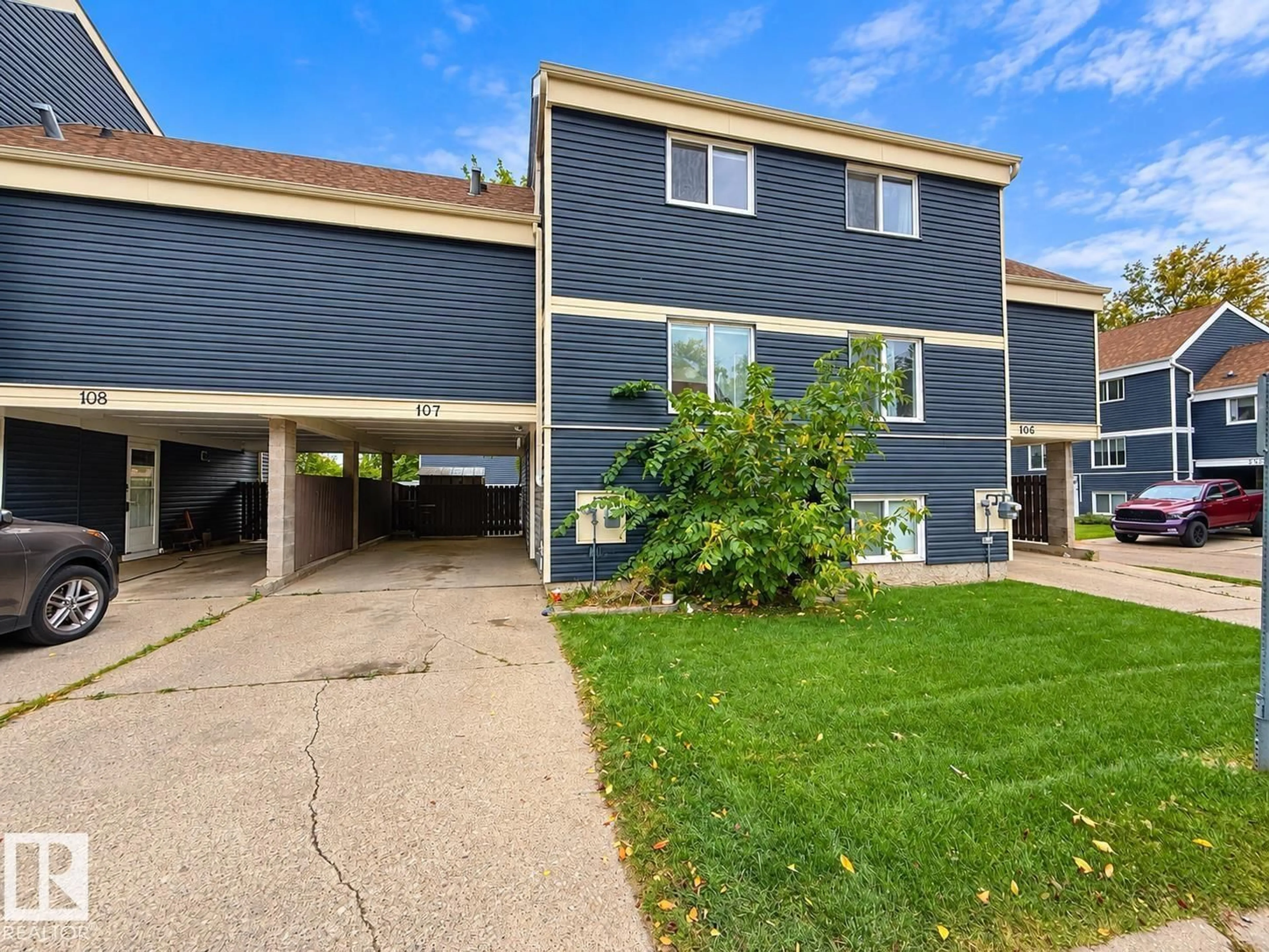 A pic from outside/outdoor area/front of a property/back of a property/a pic from drone, street for 107 MORIN MAZE MZ, Edmonton Alberta T6K1V1