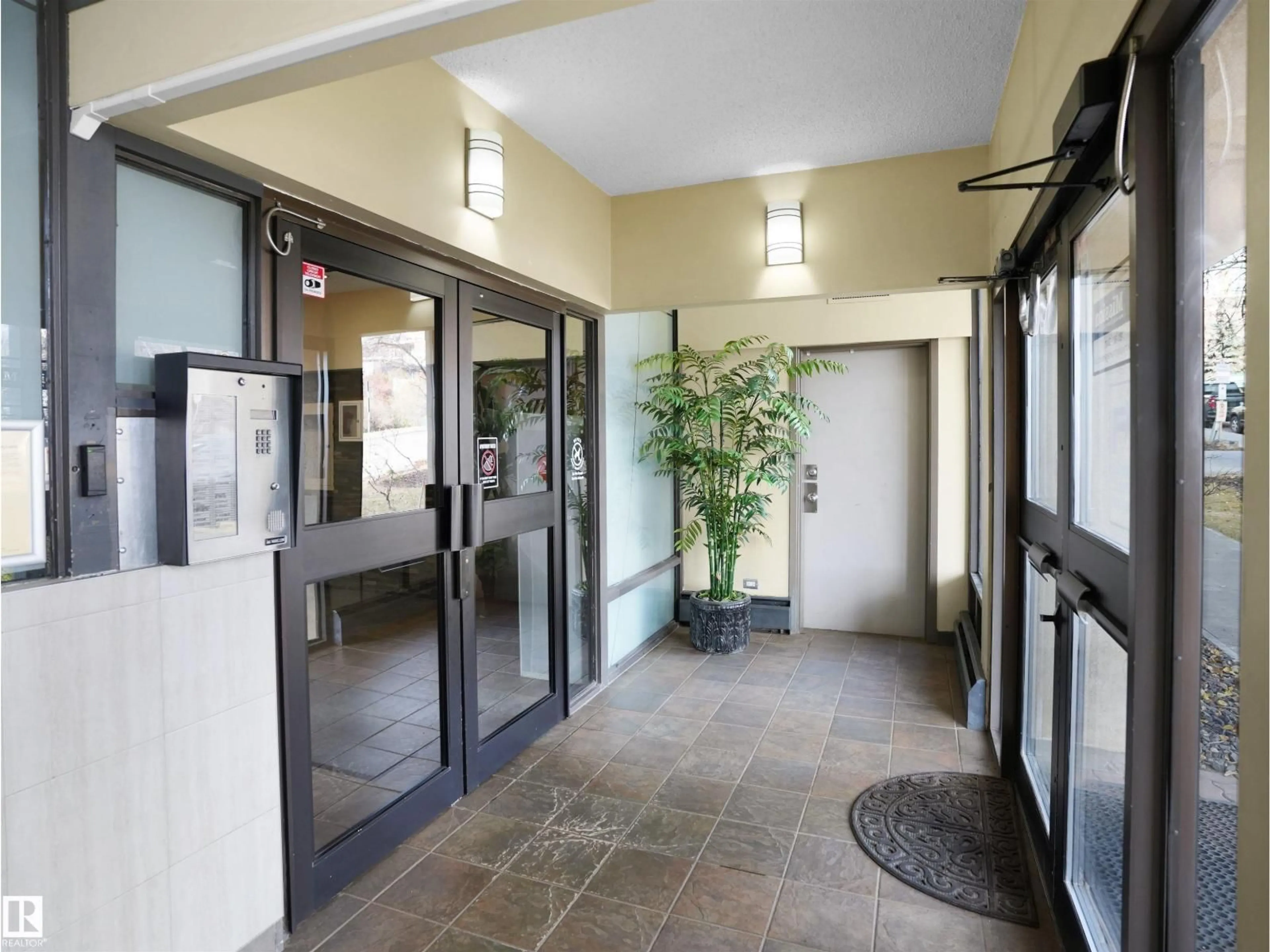 Indoor foyer for #403 - 9710 105 ST, Edmonton Alberta T5K1A4