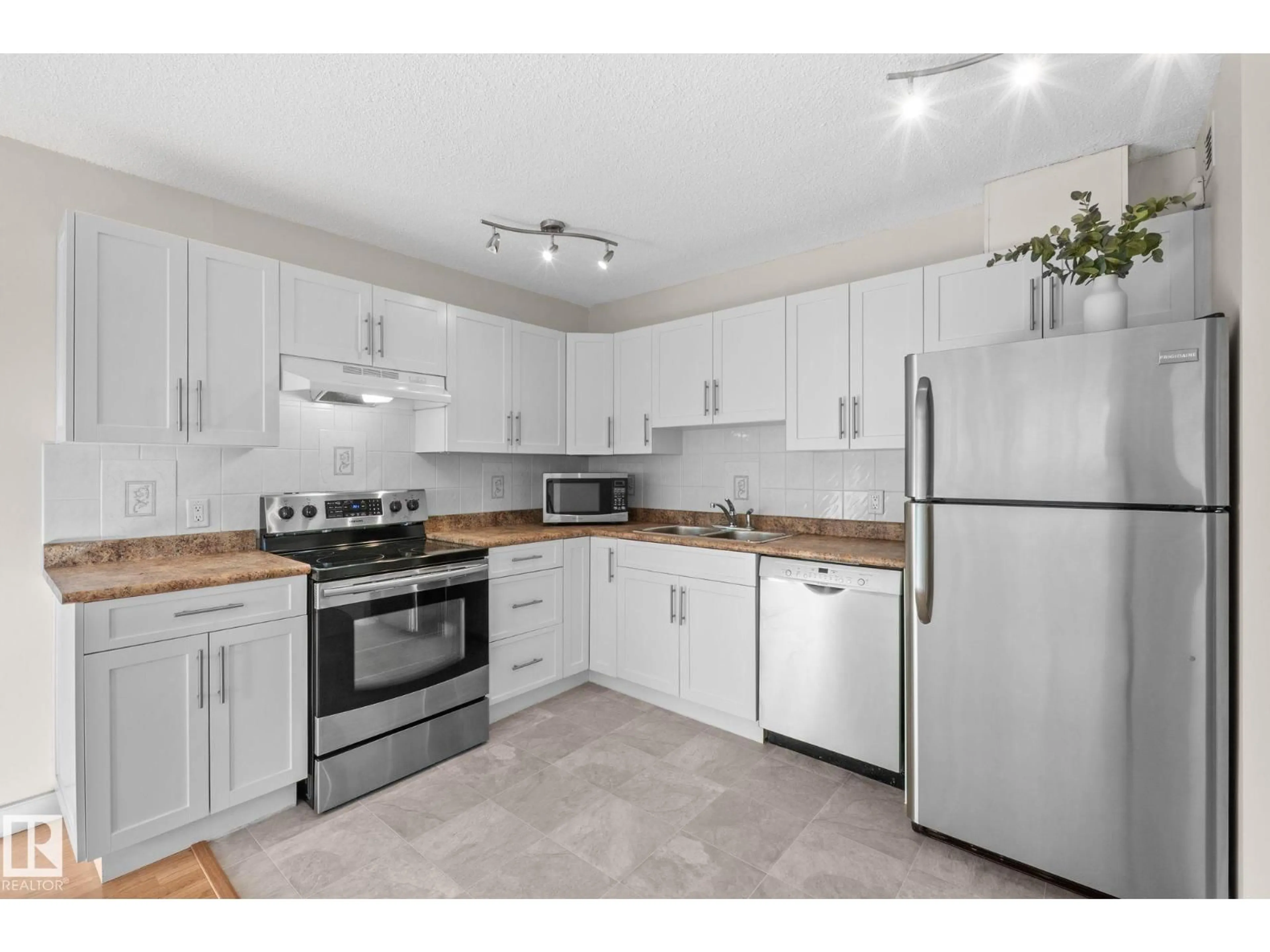 Standard kitchen, unknown for 9710 - 1210 105 ST, Edmonton Alberta T5K1A4