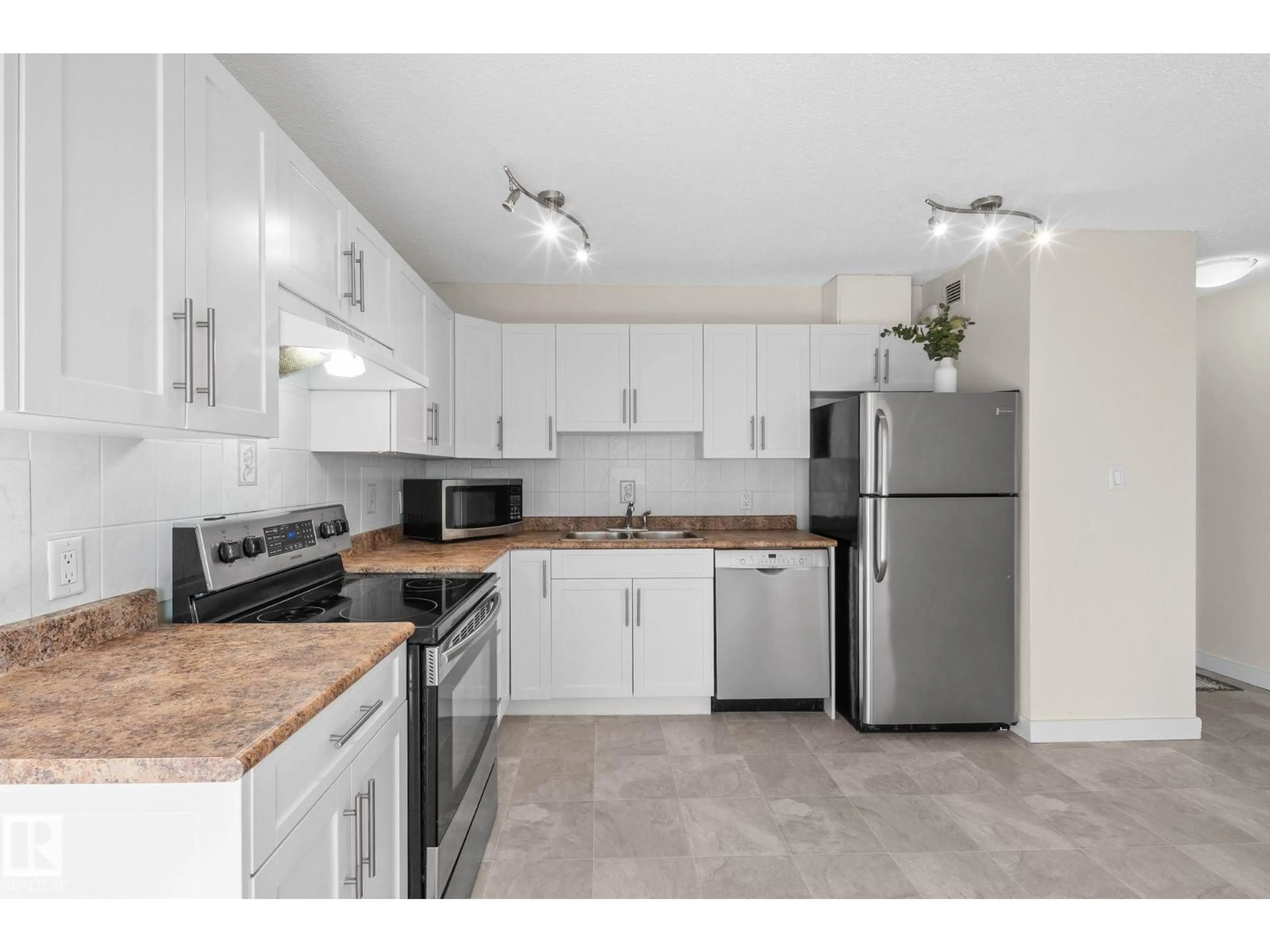 Standard kitchen, unknown for 9710 - 1210 105 ST, Edmonton Alberta T5K1A4