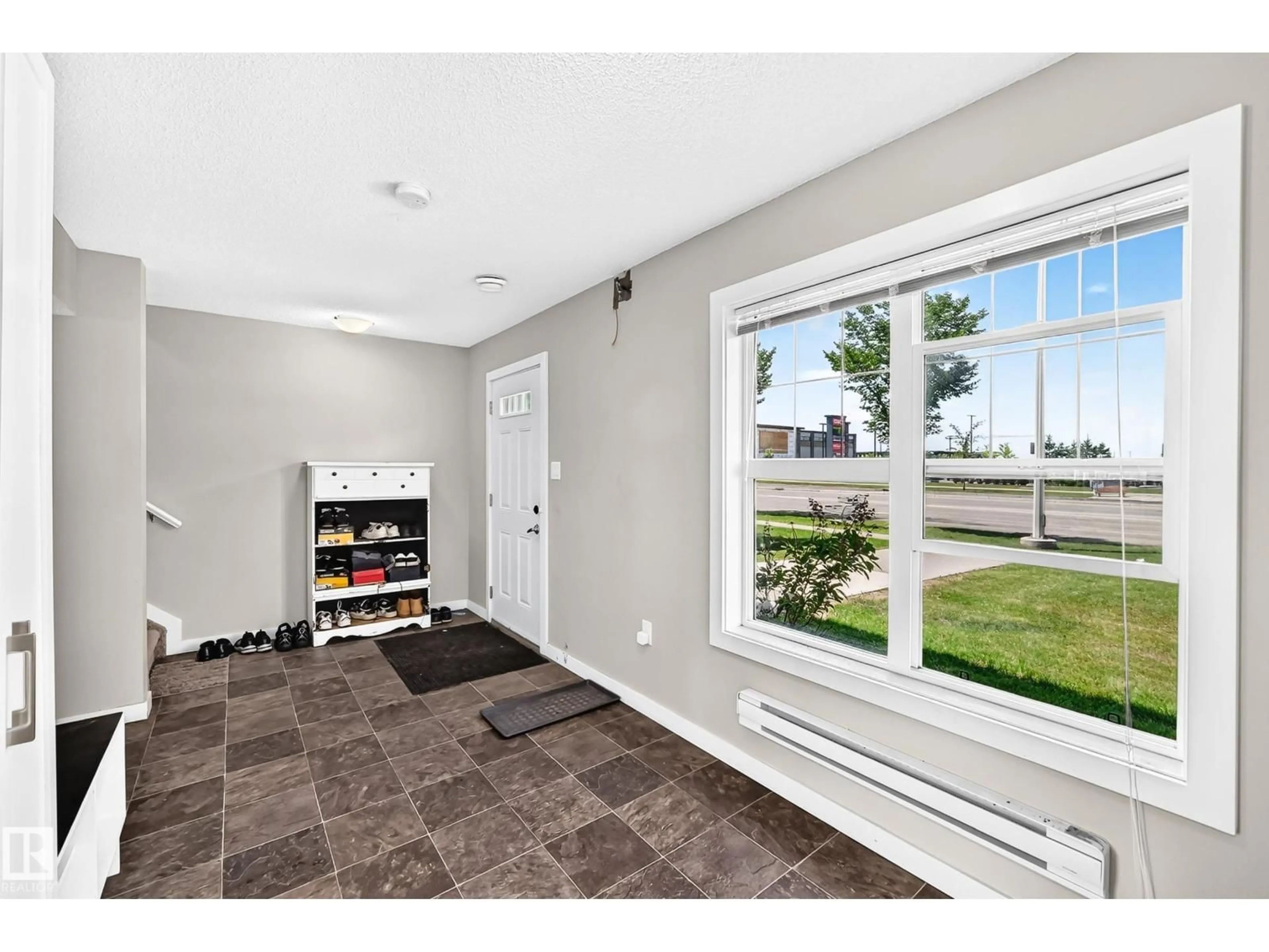 Indoor entryway for 10 - 10-2803 JAMES MOWATT TRAIL SW, Edmonton Alberta T6W2P5