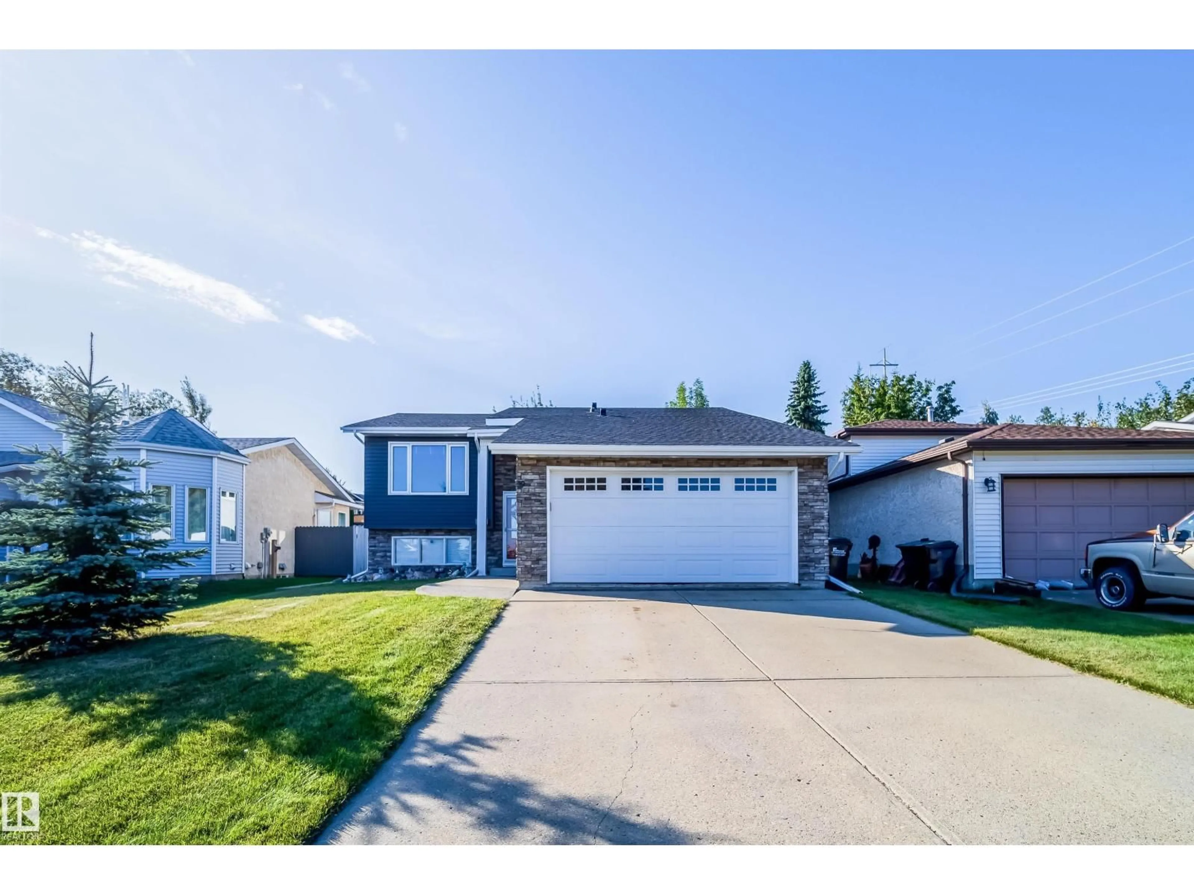 Home with vinyl exterior material, street for 39 DEACON DR, Sherwood Park Alberta T8H1M7