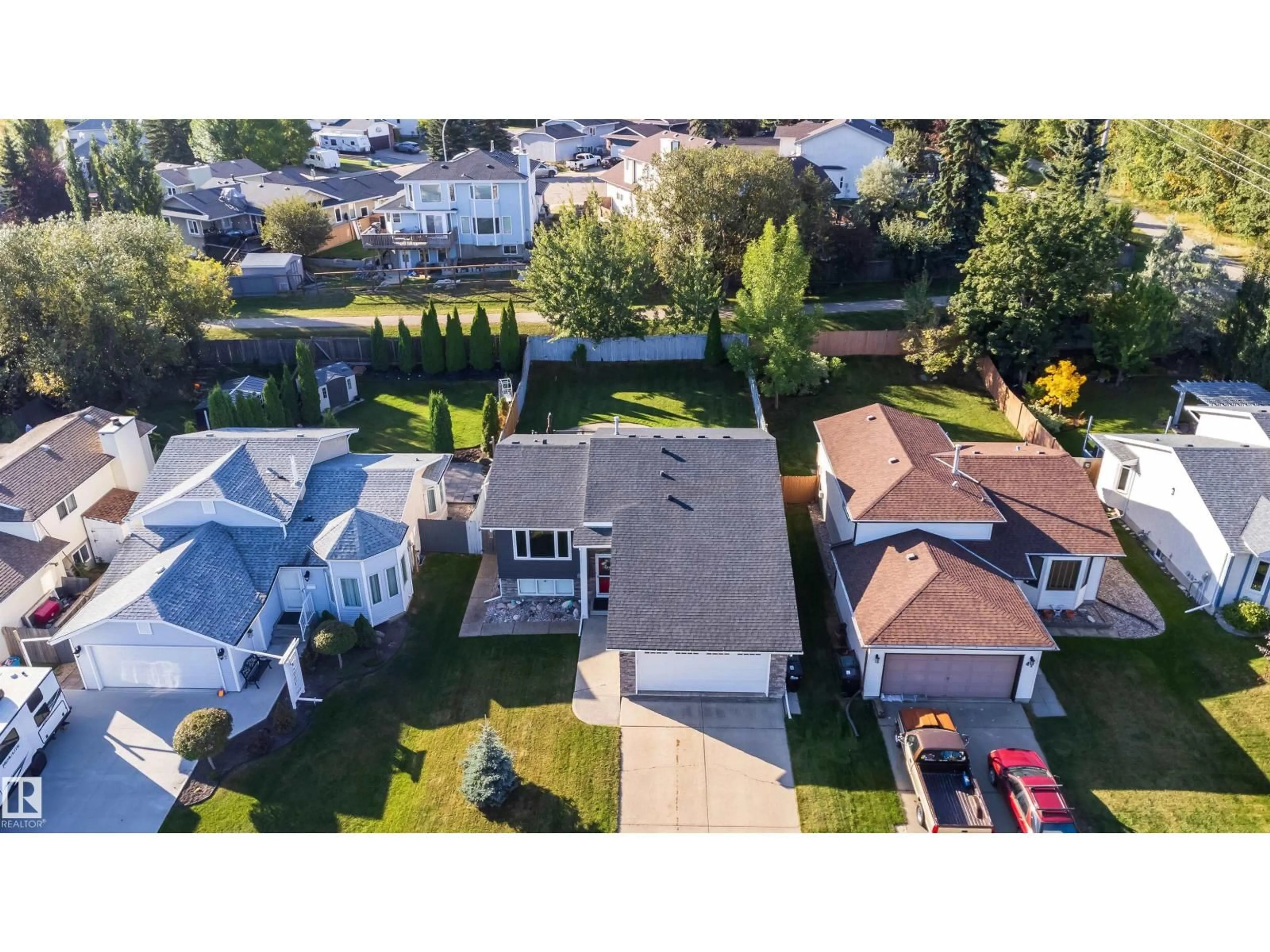 A pic from outside/outdoor area/front of a property/back of a property/a pic from drone, street for 39 DEACON DR, Sherwood Park Alberta T8H1M7