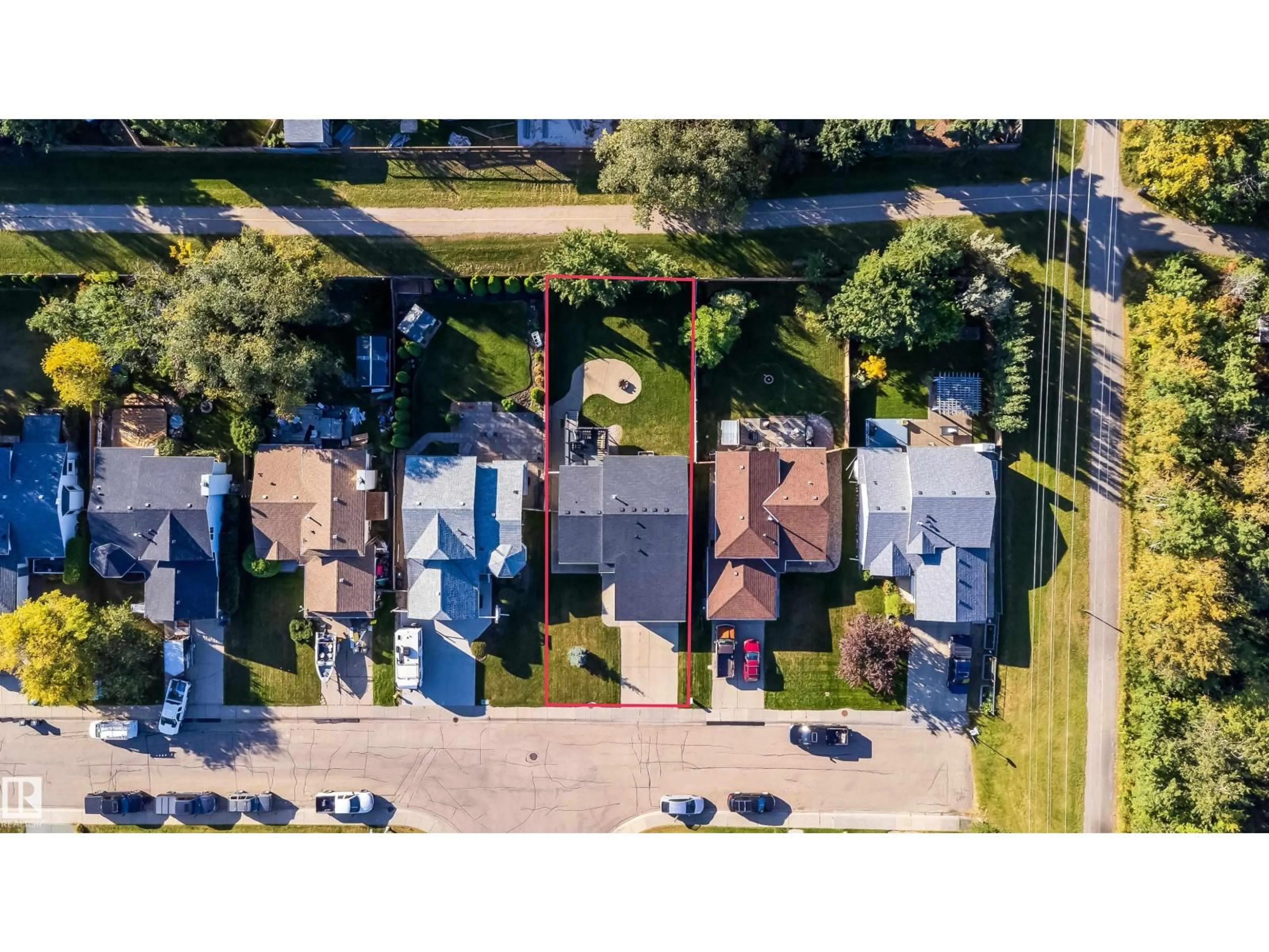 A pic from outside/outdoor area/front of a property/back of a property/a pic from drone, street for 39 DEACON DR, Sherwood Park Alberta T8H1M7