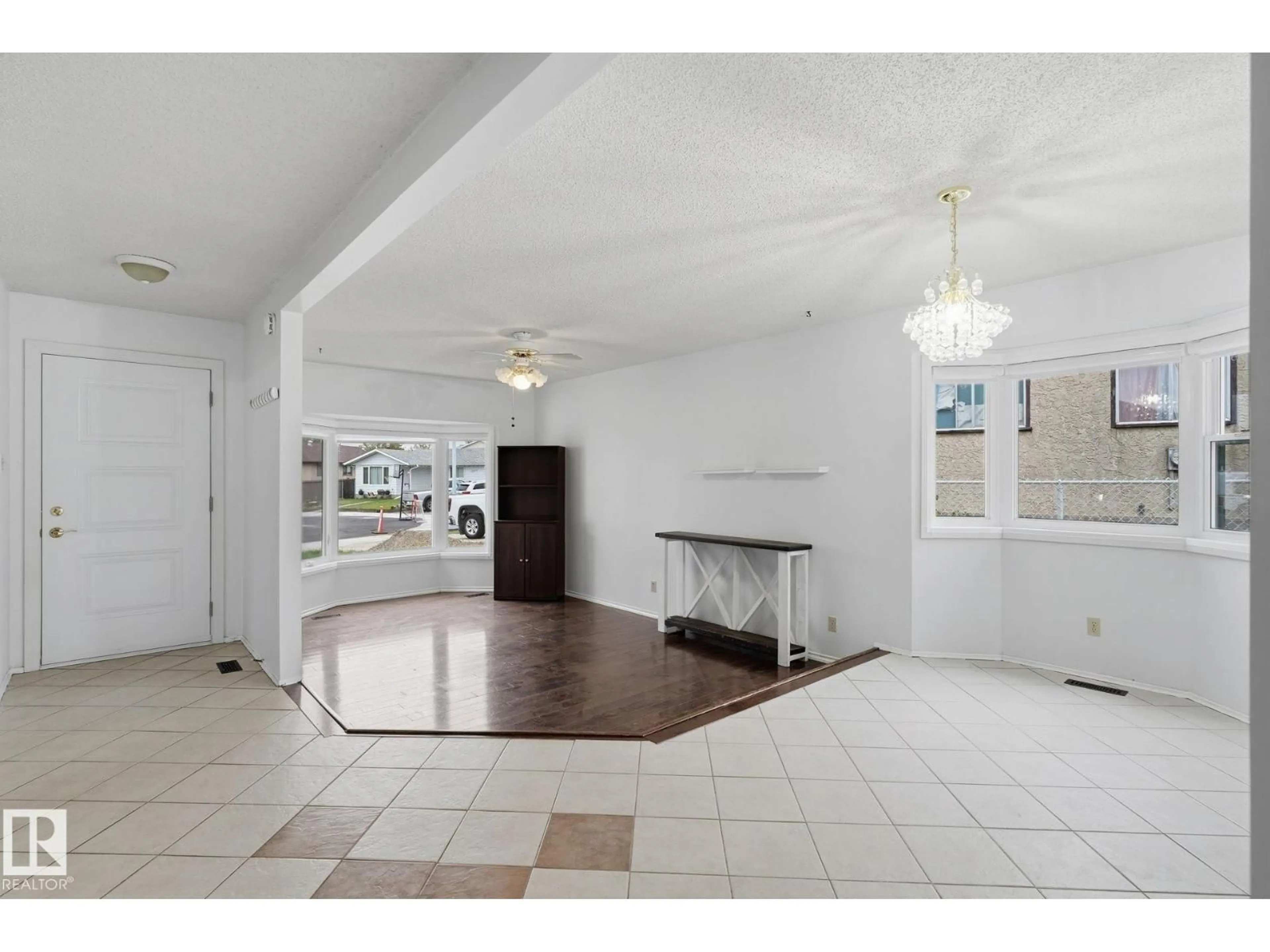 Indoor foyer for 12631 161 AV, Edmonton Alberta T5X4W7