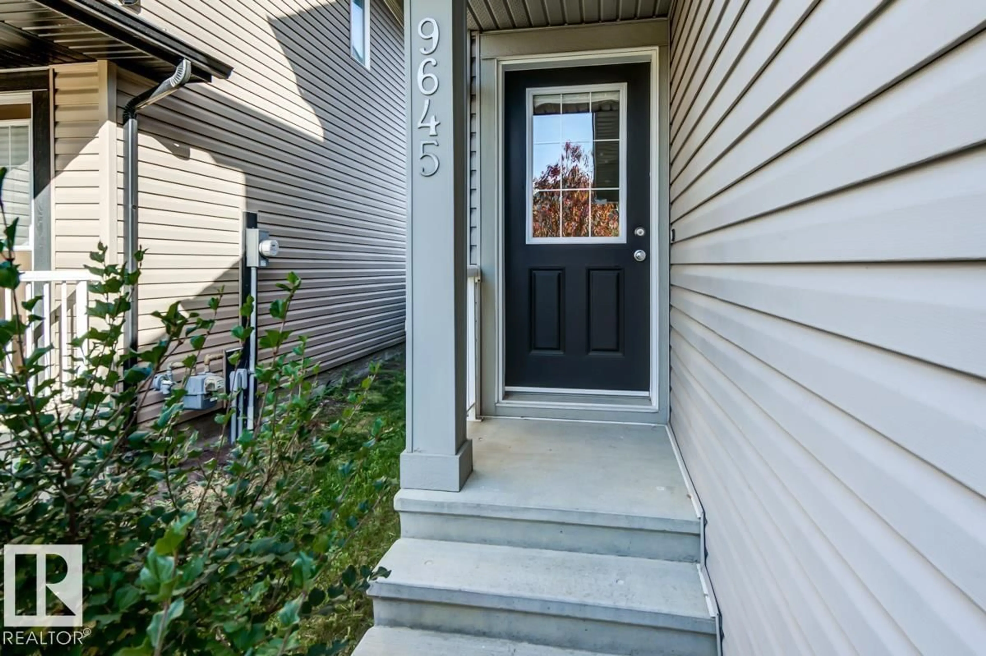Indoor entryway for 9645 SIMPSON PL, Edmonton Alberta T6R0T8