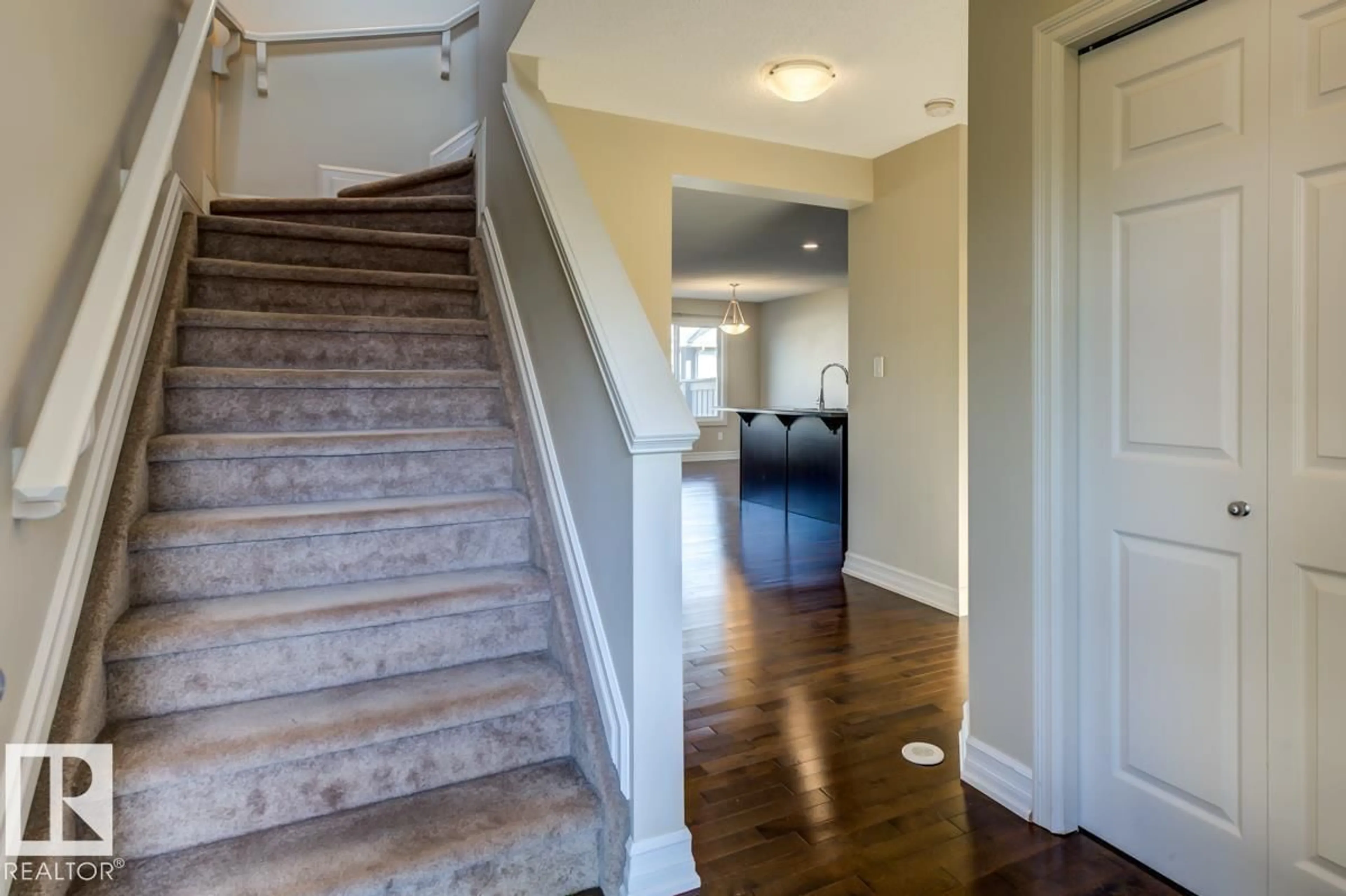 Indoor entryway for 9645 SIMPSON PL, Edmonton Alberta T6R0T8
