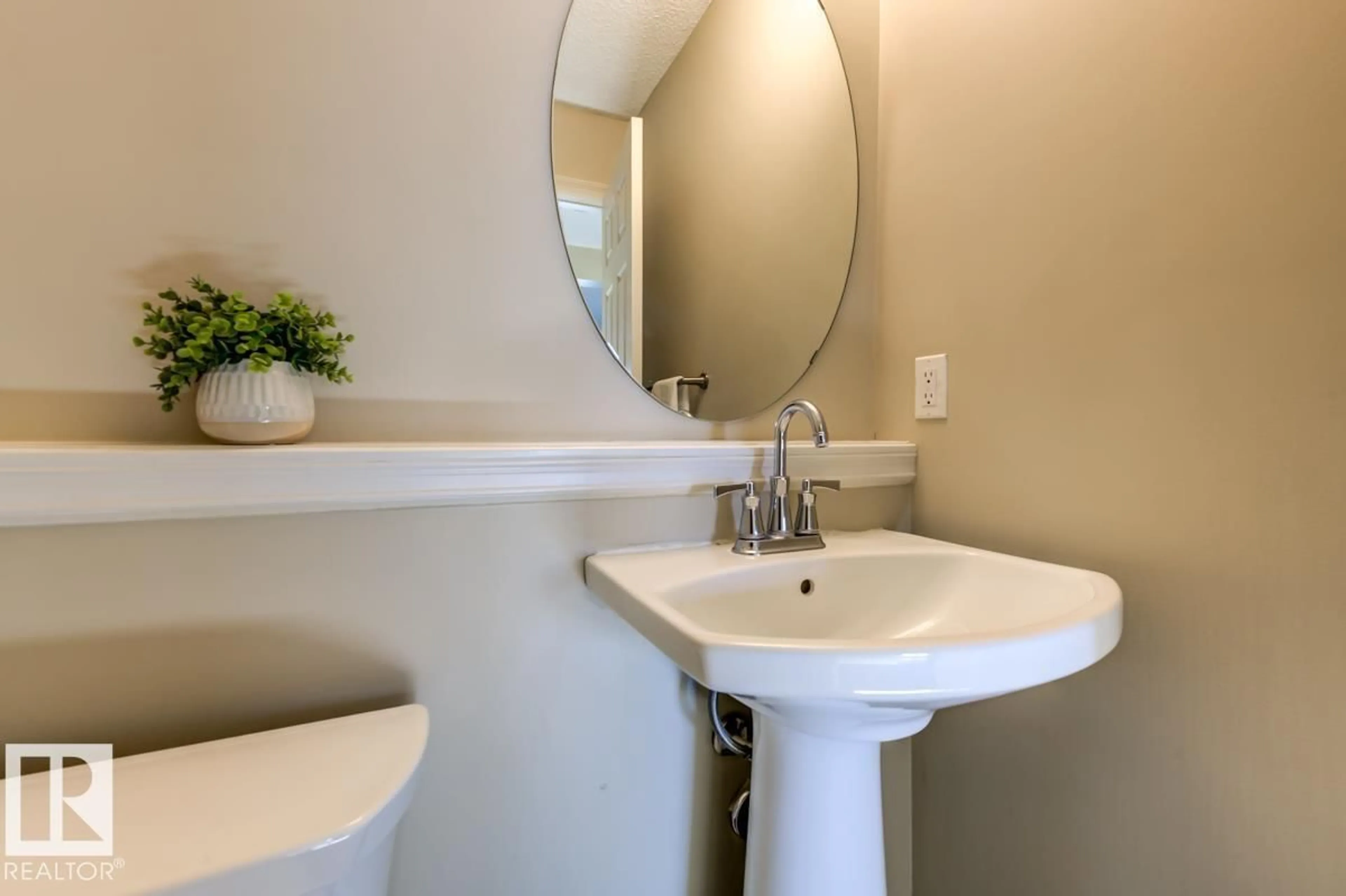 Standard bathroom, ceramic/tile floor for 9645 SIMPSON PL, Edmonton Alberta T6R0T8