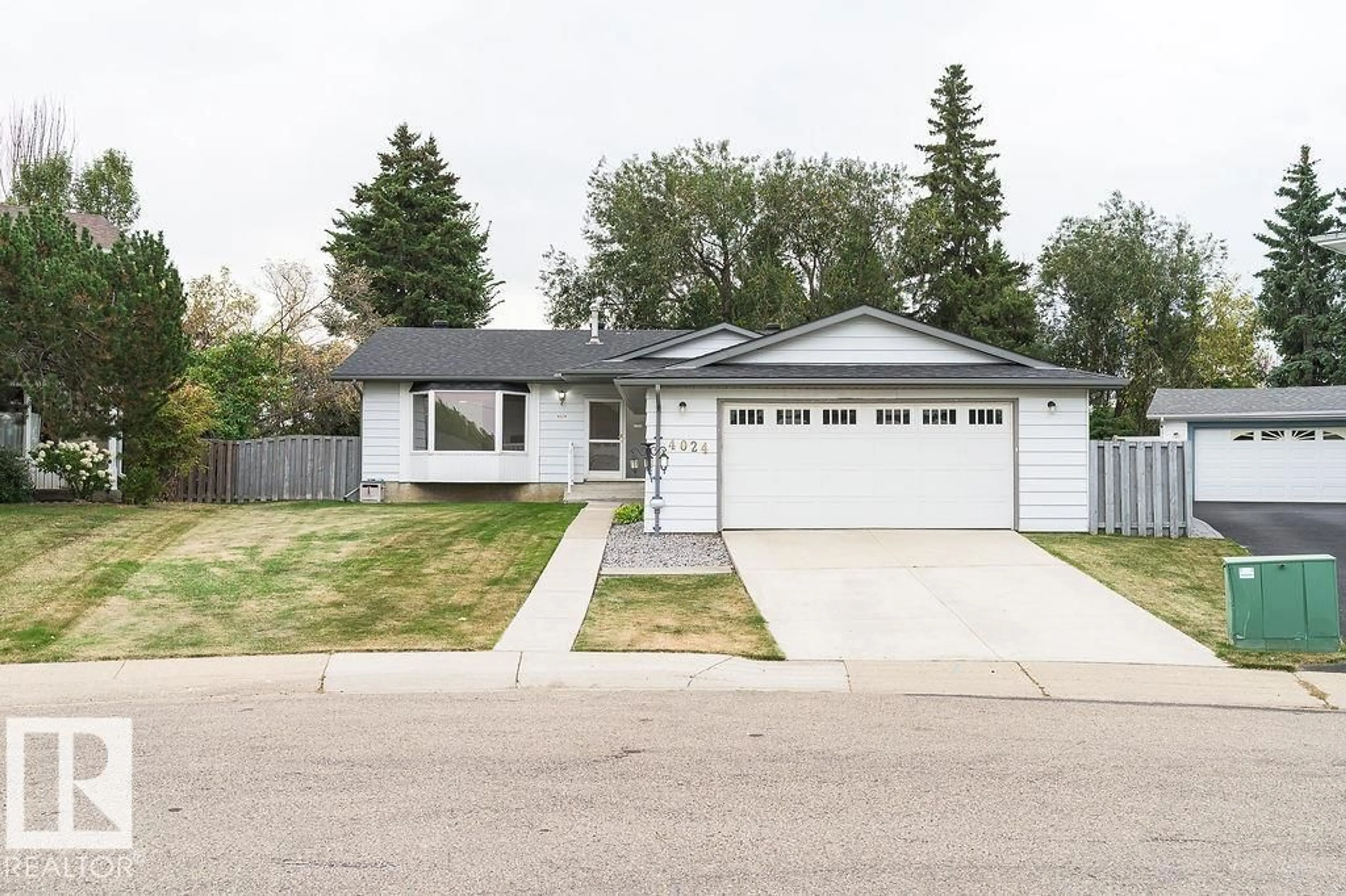 Home with vinyl exterior material, street for 4024 GALLOWAY BA, Sherwood Park Alberta T8A2L4
