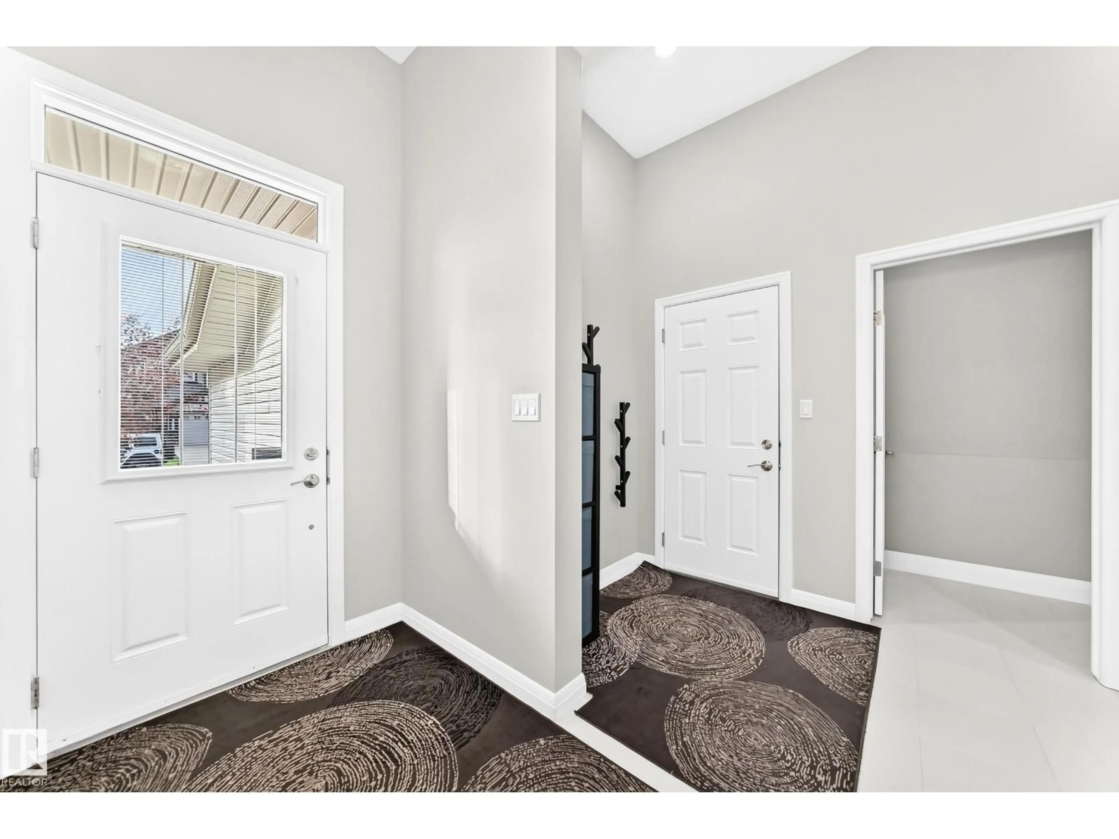 Indoor entryway for NW - 5718 175A AV, Edmonton Alberta T5Y0T7