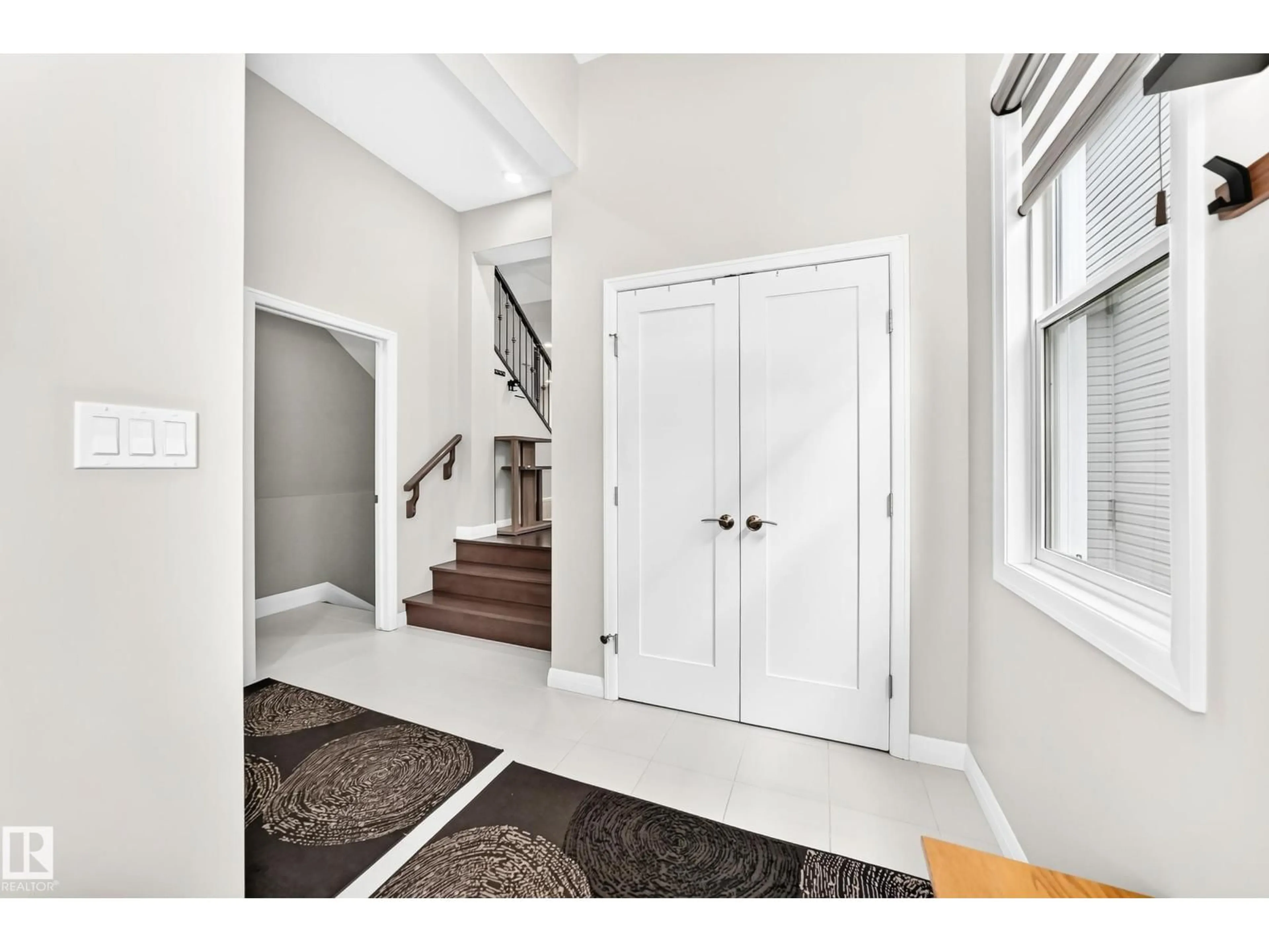 Indoor entryway for NW - 5718 175A AV, Edmonton Alberta T5Y0T7